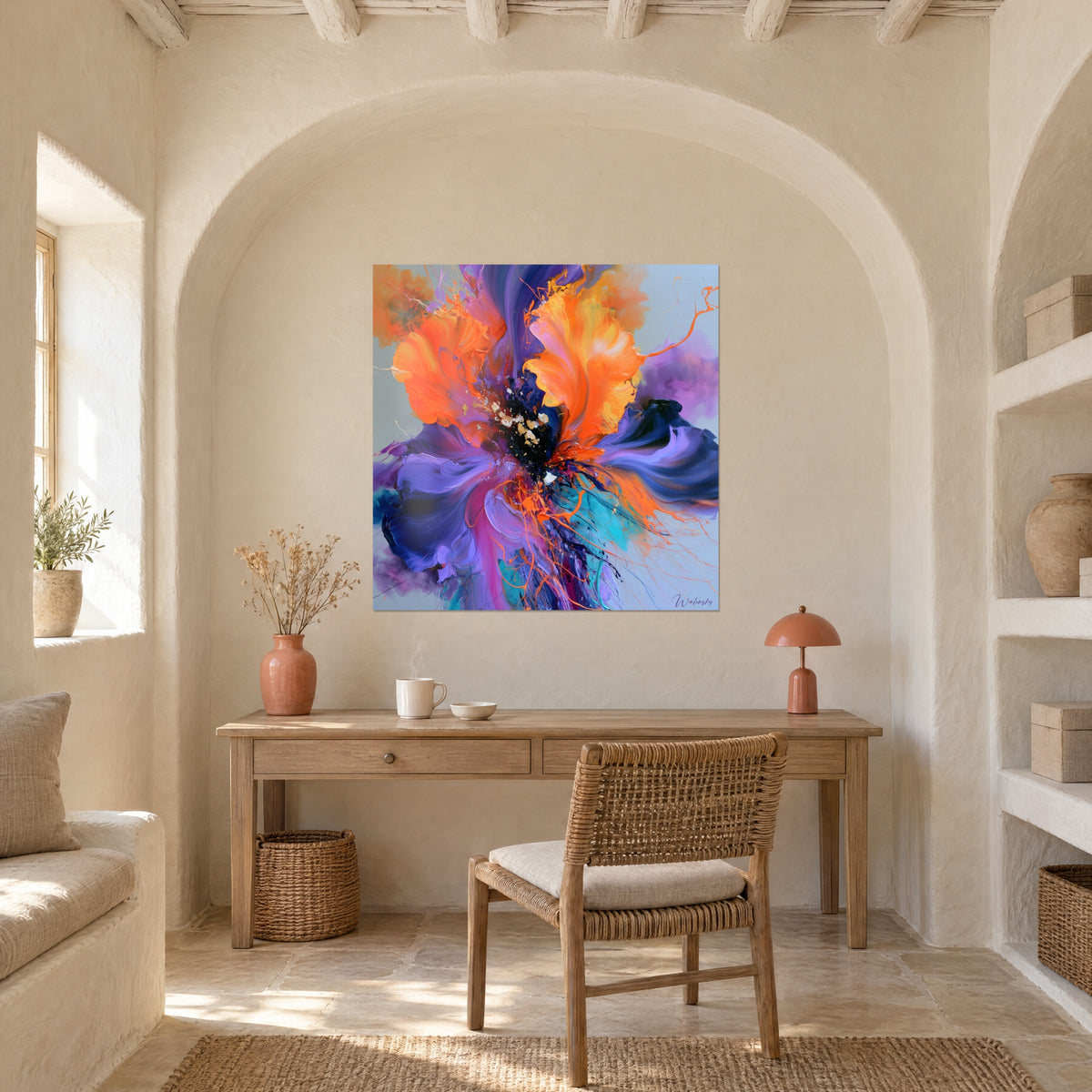 Cuadro floración explosiva en empastes naranja, malva y azul noche, fondo gris perla, en un nicho abovedado encima de un escritorio