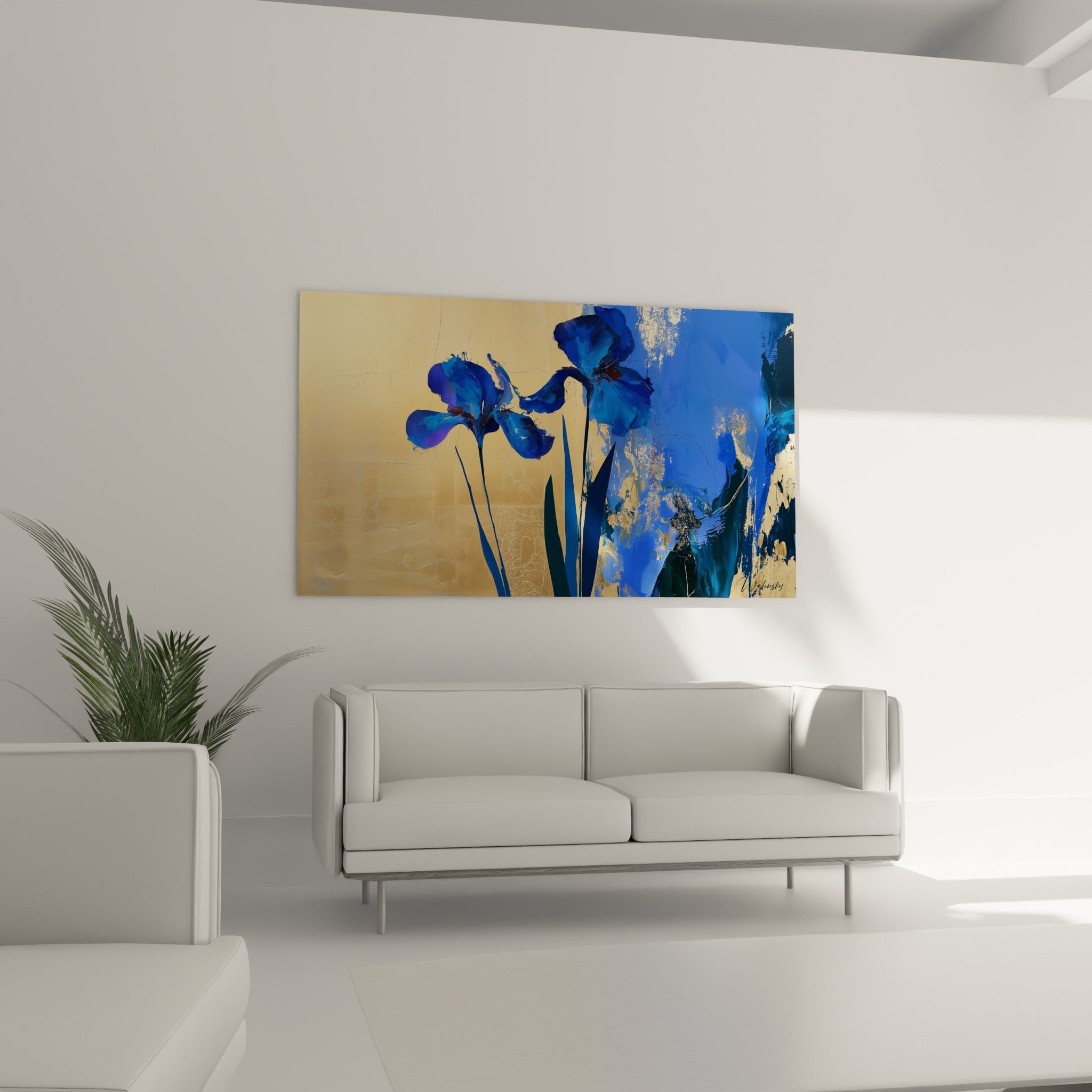 Composition florale iris bleu et ocre au-dessus d'un canapé dans un salon lumineux