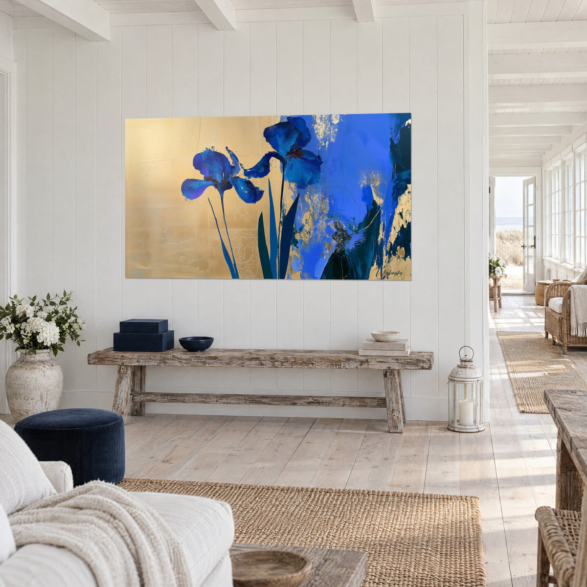 Tableau fleurs d'iris bleu roi aux pétales éclaboussés sur or patiné, vu de trois-quarts au-dessus d'un banc rustique