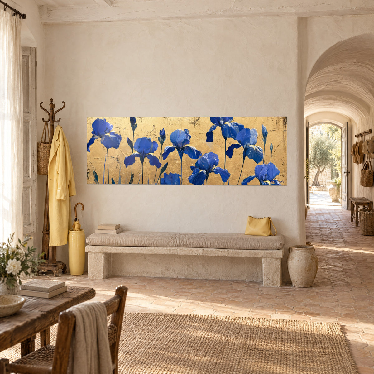 Quadro corolle indaco dalle nervature chiare su foglia d'oro graffiata, appeso sopra una panca di pietra in un casolare provenzale