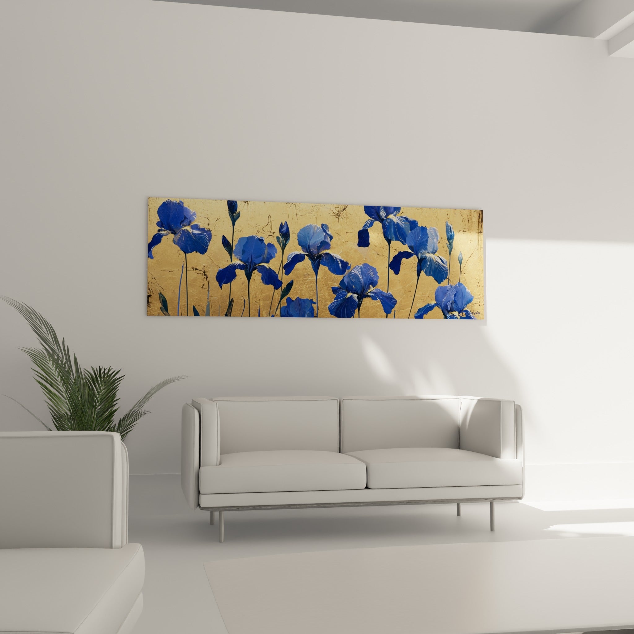 Fleurs d'iris bleu indigo et pétales veinés de blanc, au-dessus d'un canapé dans un salon lumineux