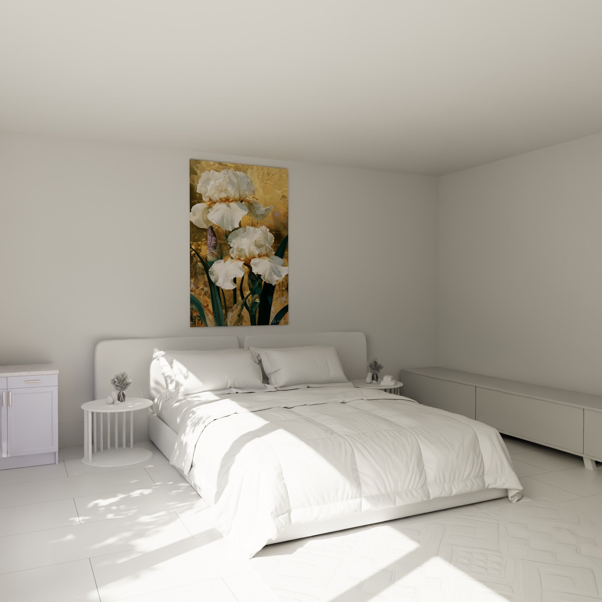 Deux iris blancs et fond doré patiné accrochés au-dessus d'un lit dans une chambre claire