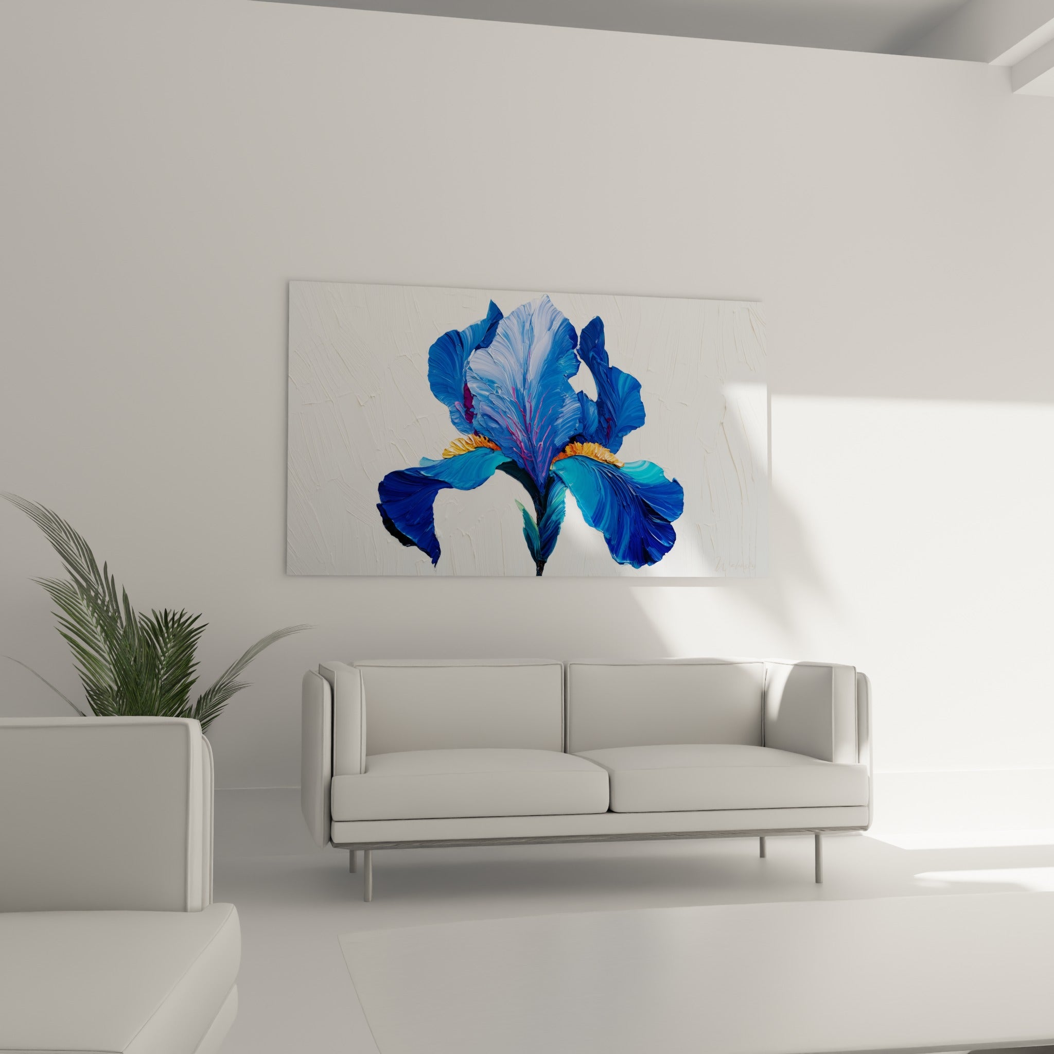 Pétales bleu turquoise et cœur doré de l'iris accrochés au-dessus d'un canapé dans un salon lumineux