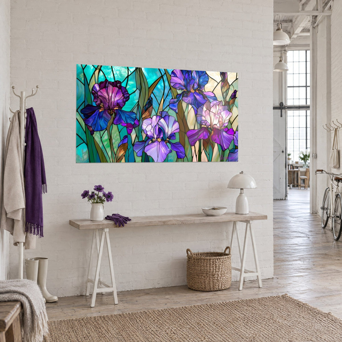 Cuadro flores moradas en mosaico de vidrio, corazones dorados y fondo turquesa, vista de tres cuartos en un loft de artista