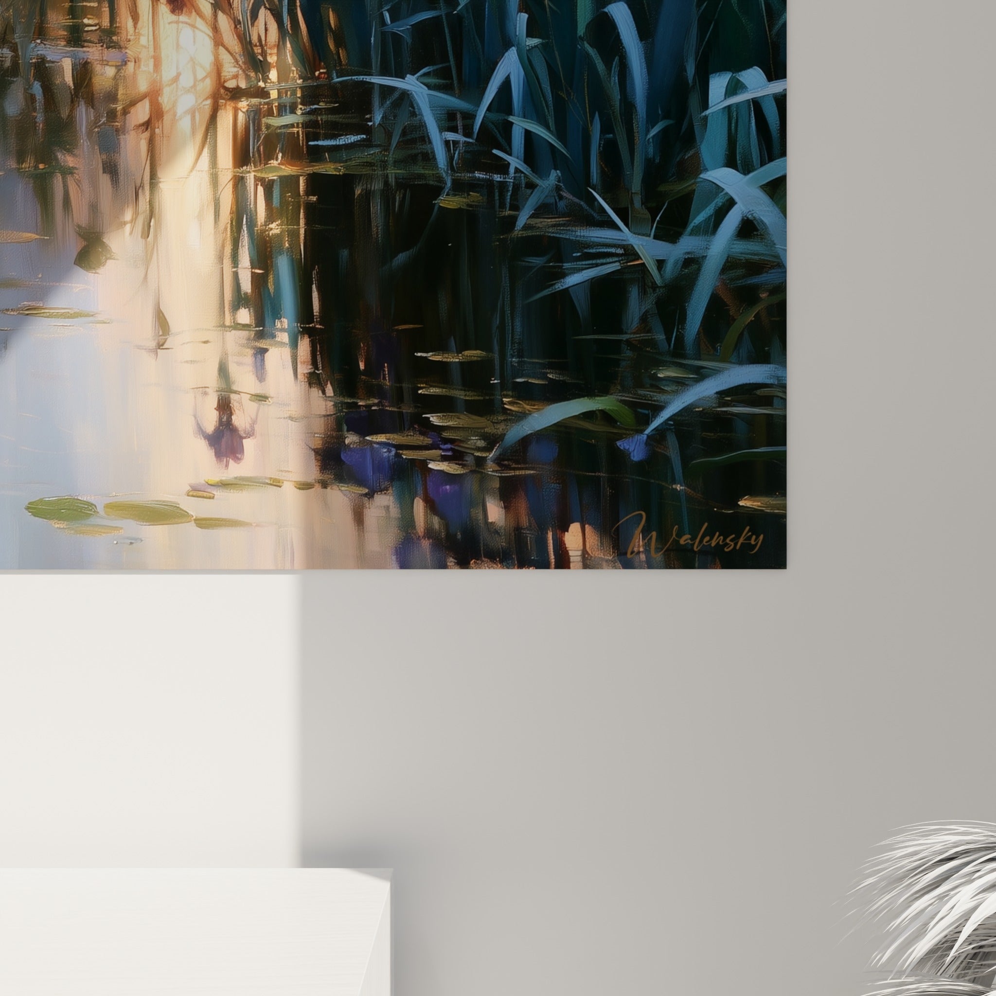 Empâtements de peinture révélant les nuances mauves et dorées des pétales d'iris et leurs reflets sur l'eau
