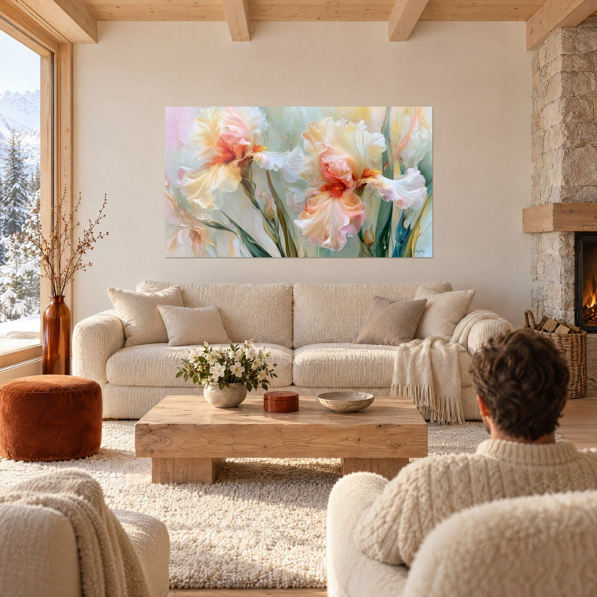 Gemälde mit cremefarbenen Iris, pfirsich- und orangefarben gewellten Blütenblättern, grünen Salbeistängeln, zwei Personen von hinten über einem Sofa in einem hellen Wohnzimmer