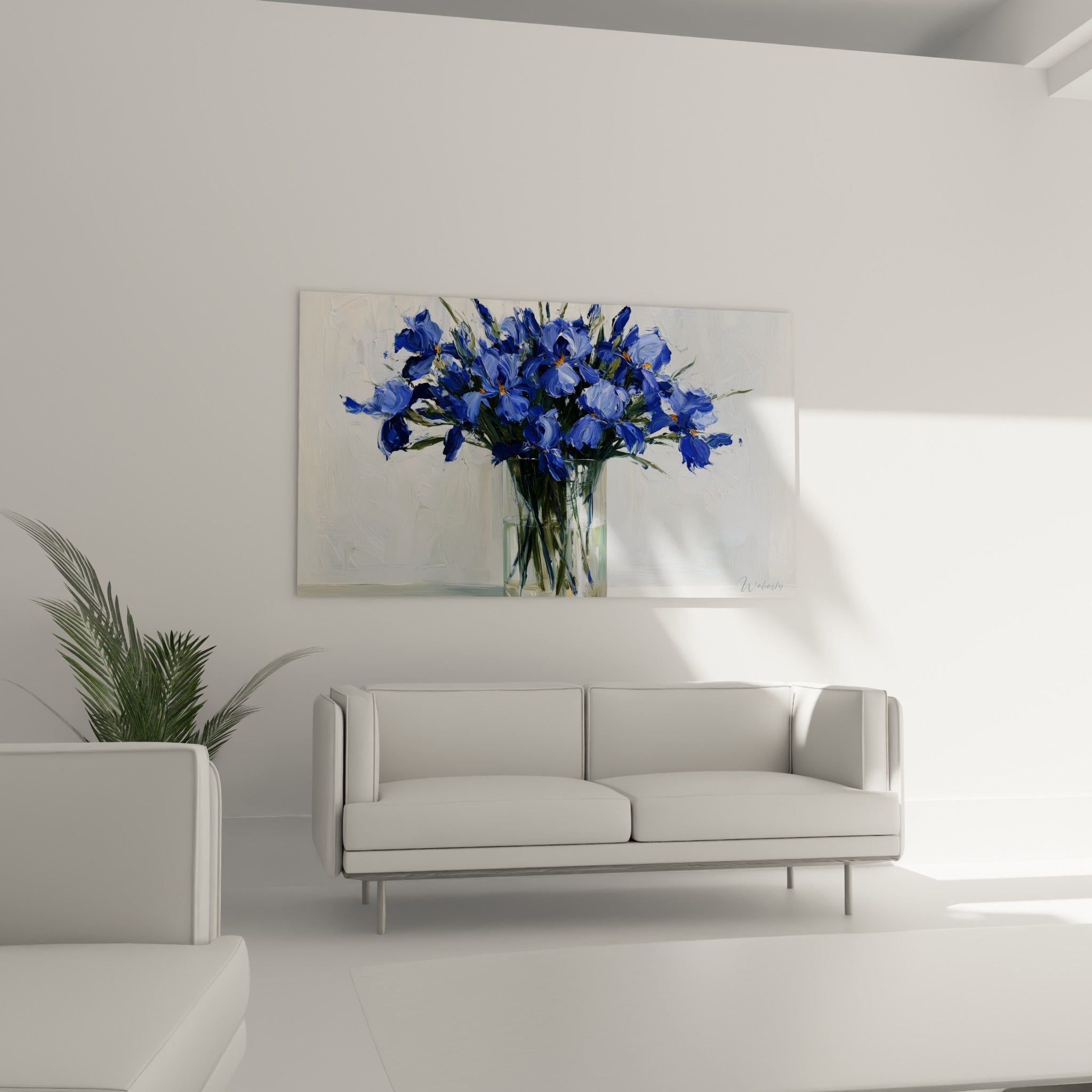 Fleurs d'iris bleu lavande et blanc cassé en bouquet, au-dessus d'un canapé dans un salon lumineux