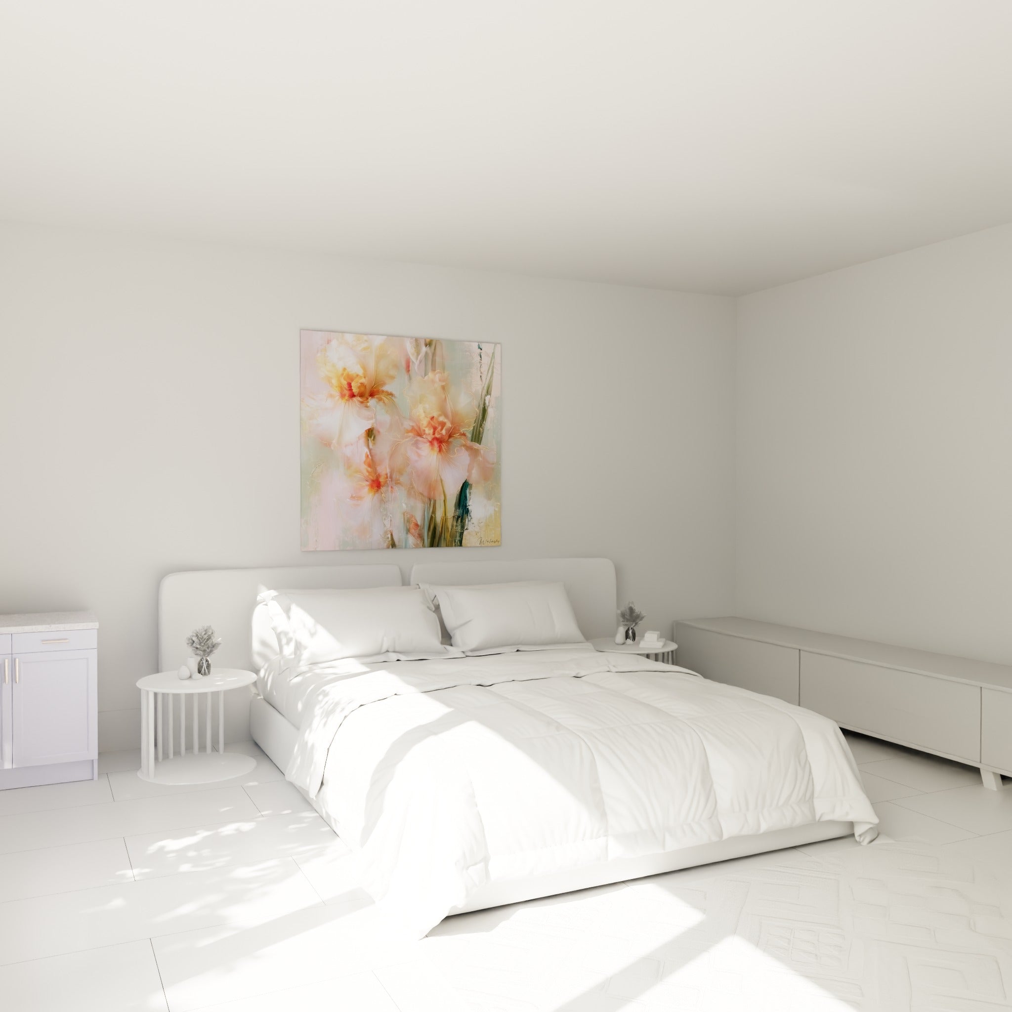 Fleurs d'iris pêche et blanc aux détails dorés, accrochées au-dessus d'un lit dans une chambre claire