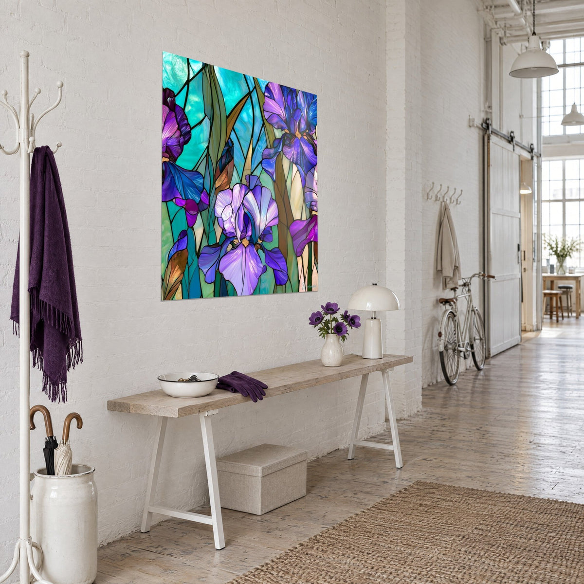 Quadro di un mazzo di iris malva in vetro colorato, cuori dorati e foglie verde oliva su fondo turchese, visto di tre quarti in un loft