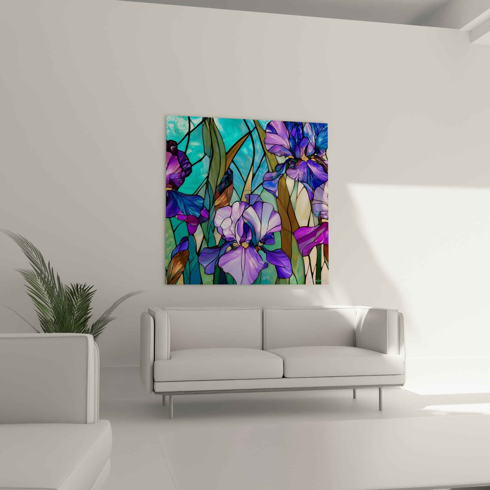 Fleurs d'iris turquoise et pourpre en vitrail, disposées au-dessus d'un canapé dans un salon lumineux