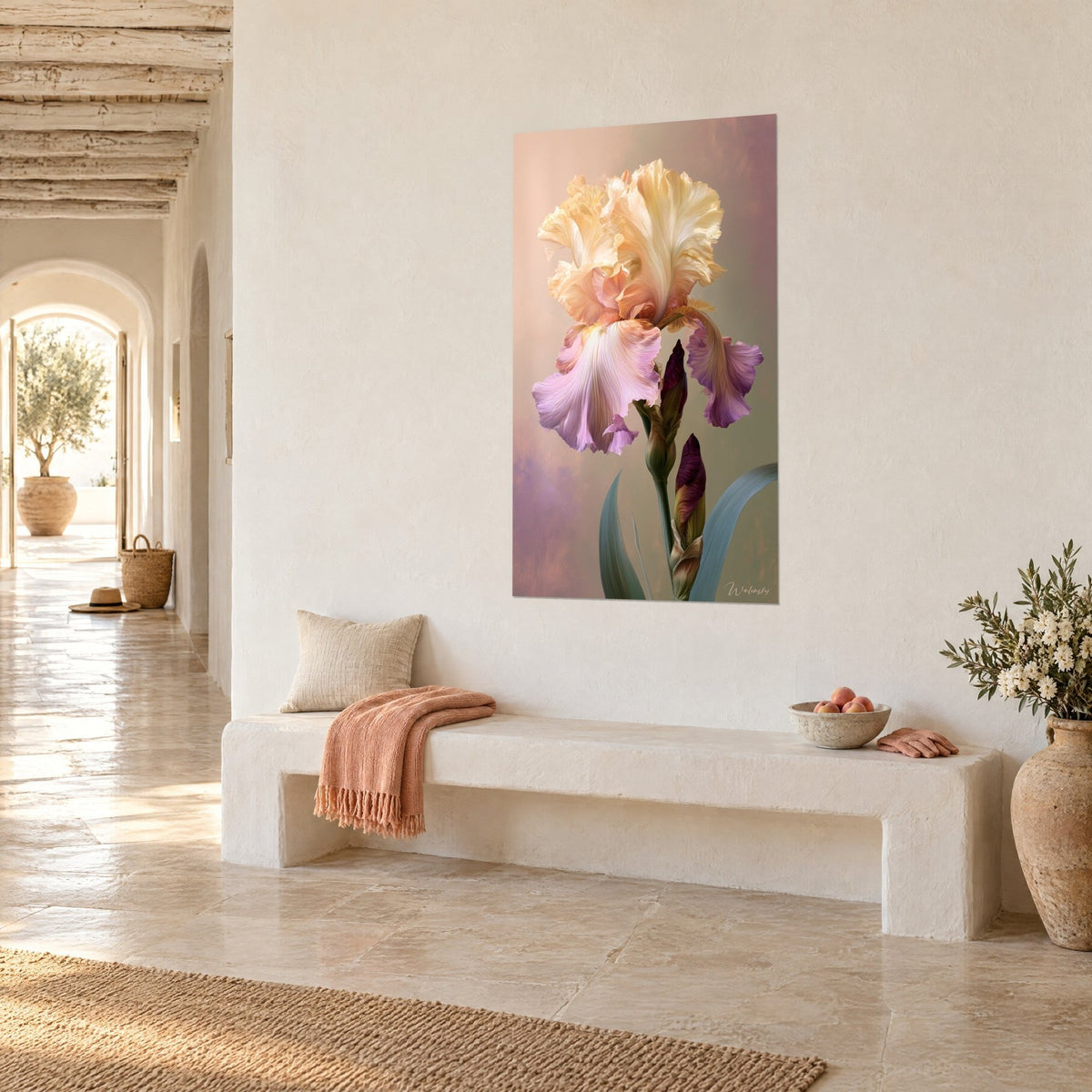 Quadro fiore d'iris con volant avorio e pesca, boccioli porpora su stelo verde, panchina di pietra, corridoio a volta soleggiato