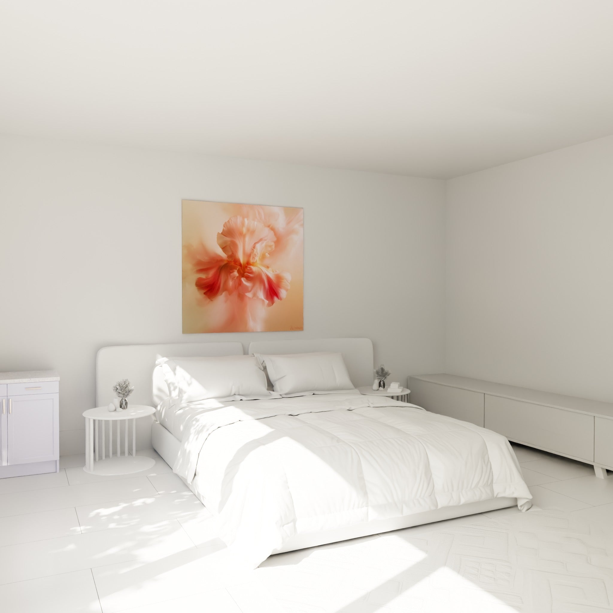 Fleur Iris rouge et pêche aux contours flous, accrochée au-dessus d'un lit dans une chambre claire