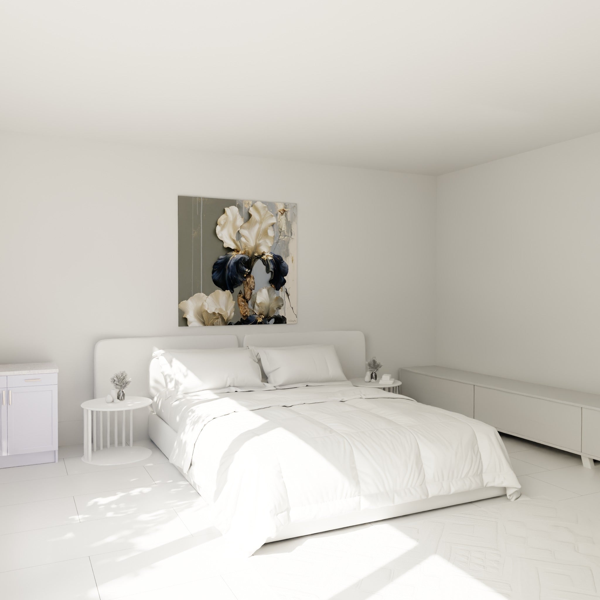 Fleur d'iris blanche et bleu marine texturée, accrochée au-dessus d'un lit dans une chambre claire