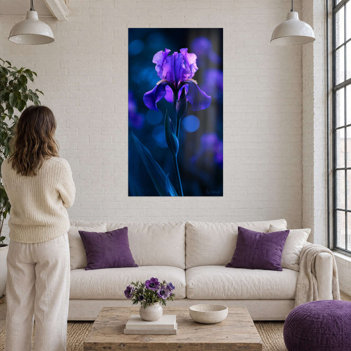 Cuadro Iris morada de pétalos ondulados sobre fondo azul noche, bokeh turquesa, encima de un sofá en un salón luminoso