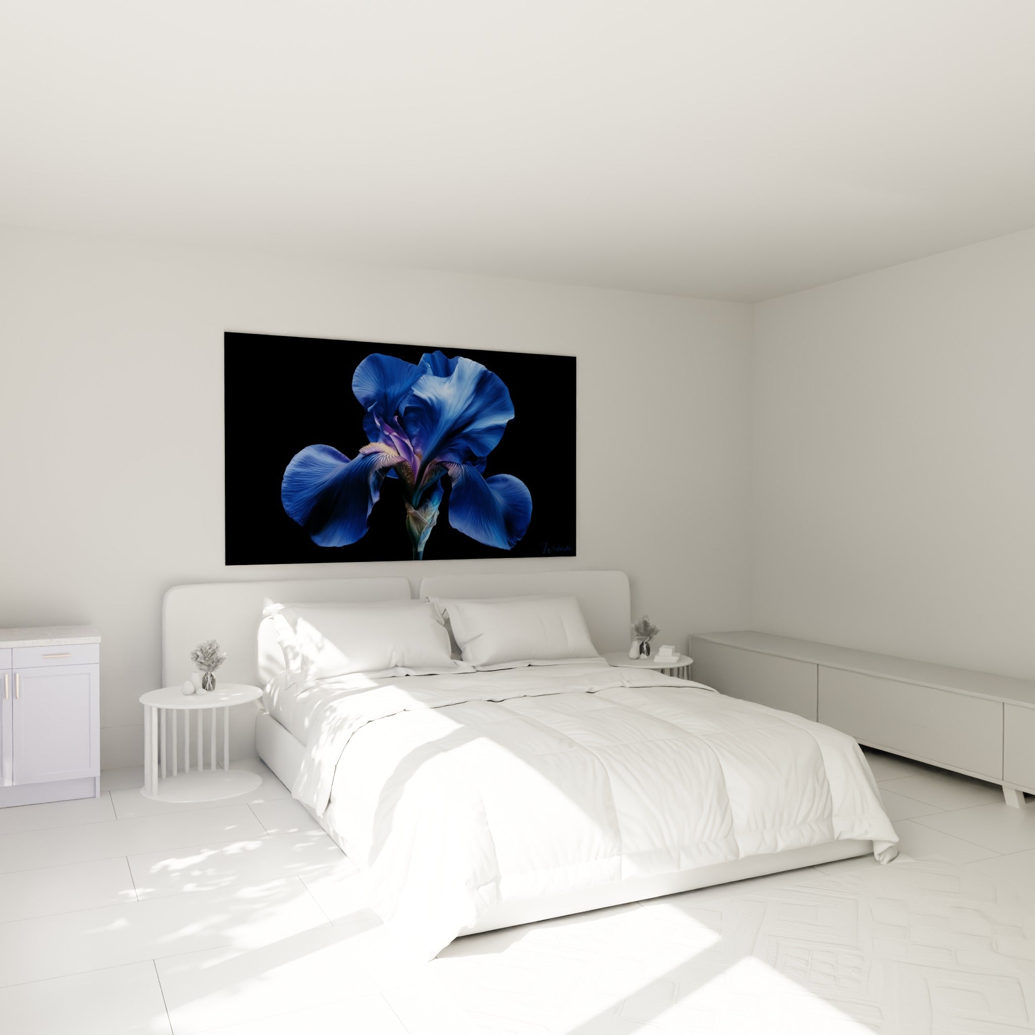 Pétales bleu marine et cœur doré de l'iris accrochés au-dessus d'un lit dans une chambre claire