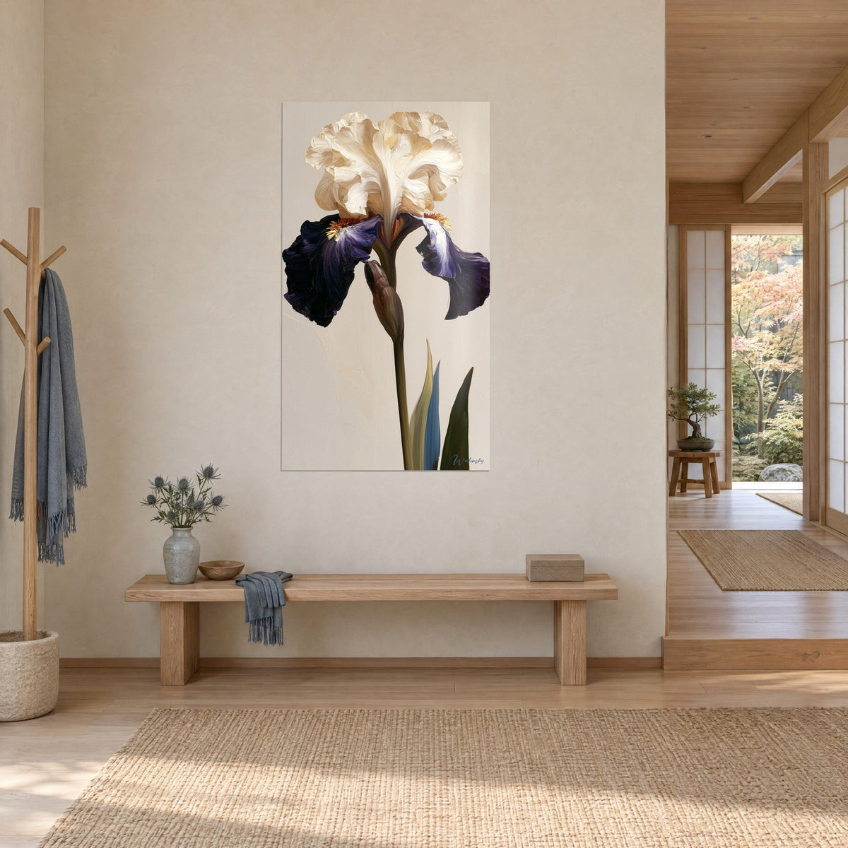 Quadro fiore slanciato con petali avorio stropicciati e volant viola profondo, stelo marrone, su una parete beige vicino a un ingresso