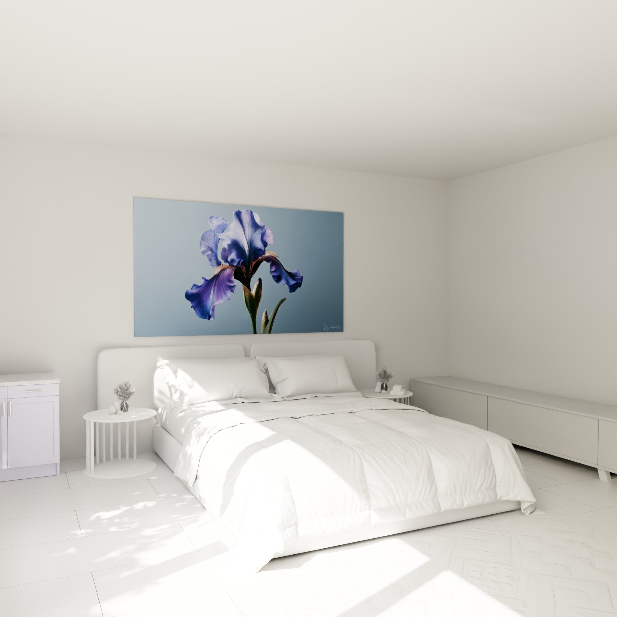 Fleur d'iris violette et bleue aux nuances orangées, au-dessus d'un lit dans une chambre claire