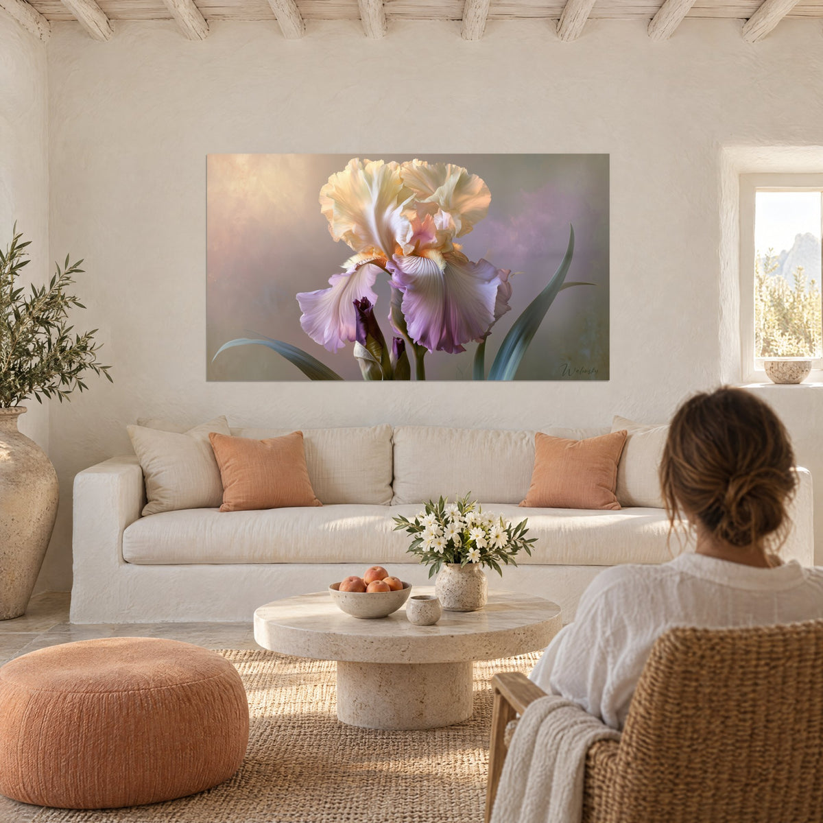 Cuadro iris barbado de pétalos crema y malva, fondo brumoso dorado, mujer de espaldas sobre un sofá en un salón luminoso