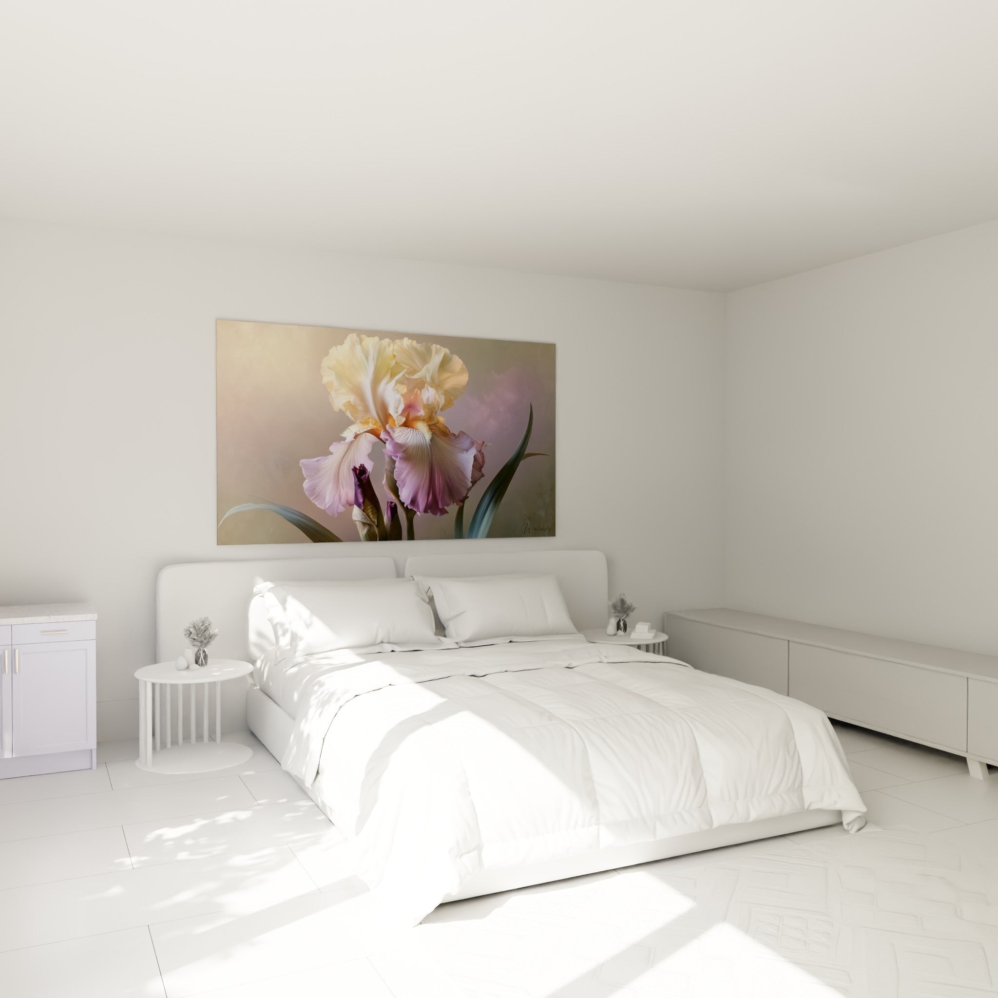Fleur d'iris crème et violette peinte avec finesse, accrochée au-dessus d'un lit dans une chambre claire