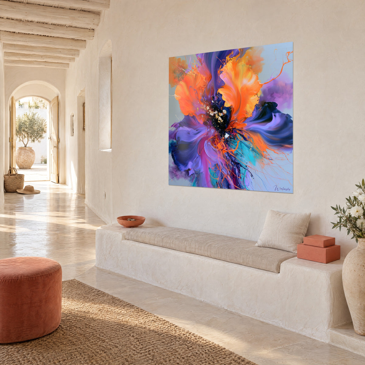 Cuadro corola abstracta flamígera, naranja vivo e índigo, salpicaduras doradas, colgado encima de una banqueta blanca
