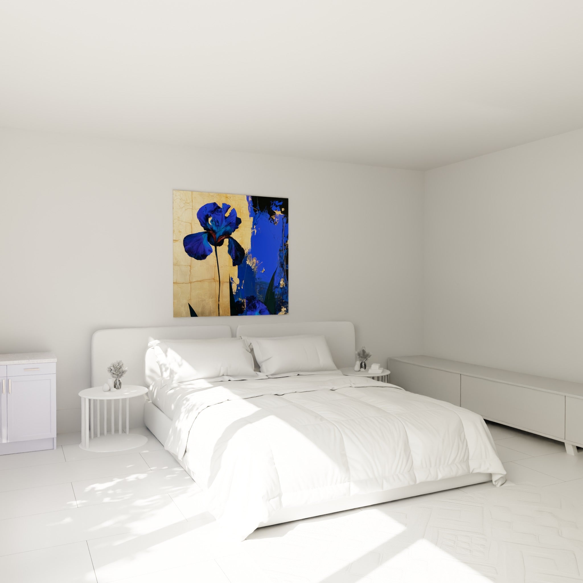 Fleur iris bleu profond et doré patiné, accrochée au-dessus d'un lit dans une chambre claire