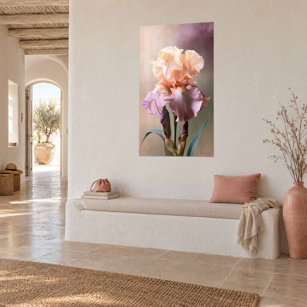 Quadro fiore di iris color crema e lilla su sfondo rosa nebbioso, vista di tre quarti, sopra una panca bianca di una casa mediterranea