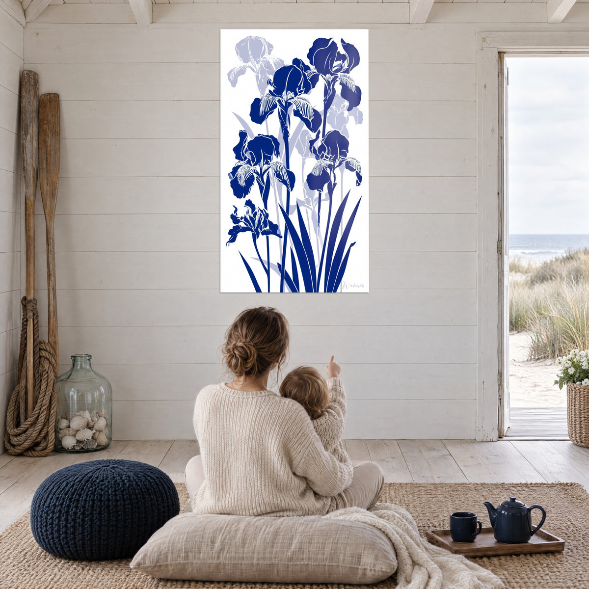 Cuadro iris estilizados en azul ultramar, pétalos desplegados y hojas puntiagudas, en una habitación blanca abierta a la duna