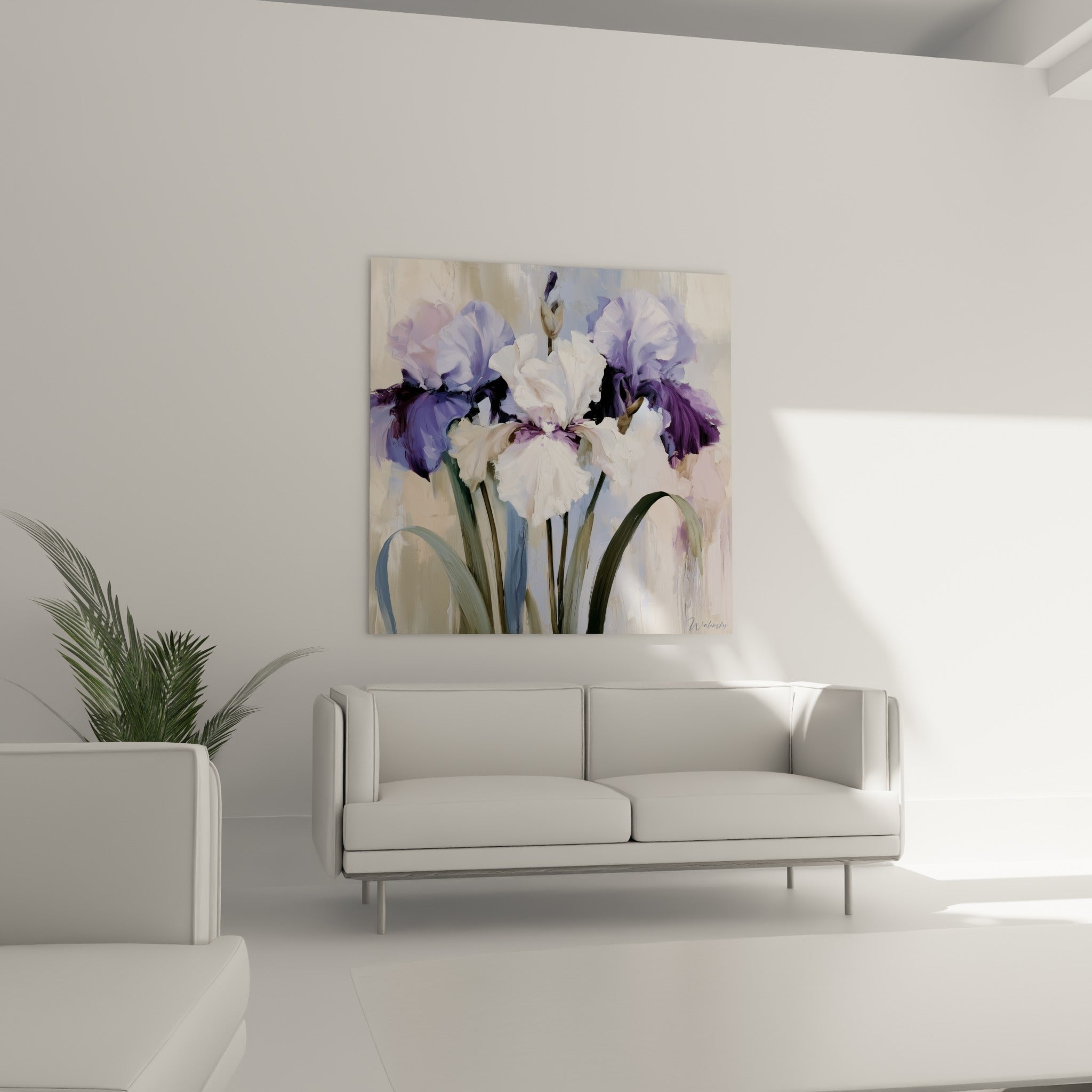 Fleurs d'iris pourpre et blanc cassé au-dessus d'un canapé dans un salon lumineux