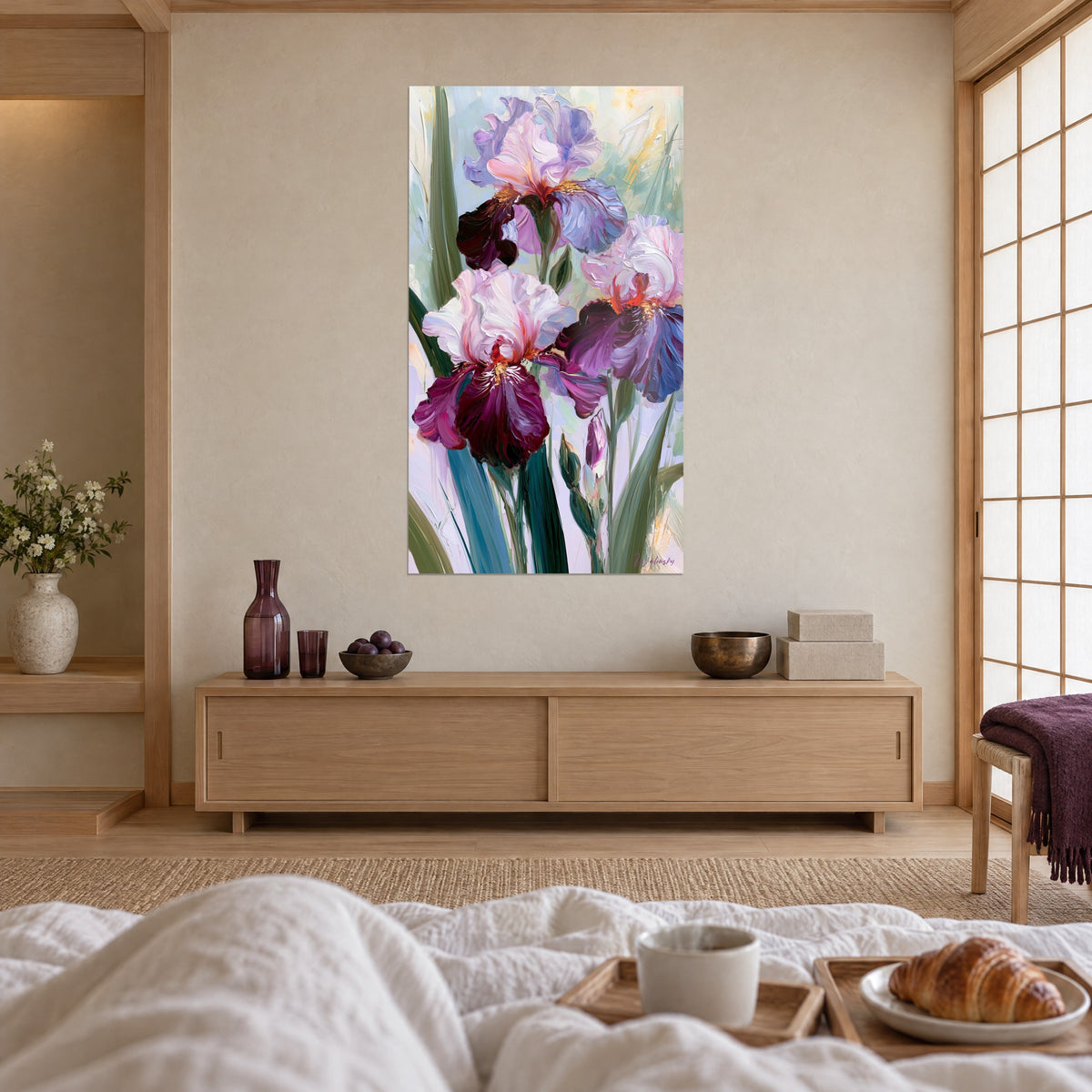 Schilderij bordeauxrode en lichtroze iris met donkergroene bladeren, boven een bed in een lichte slaapkamer