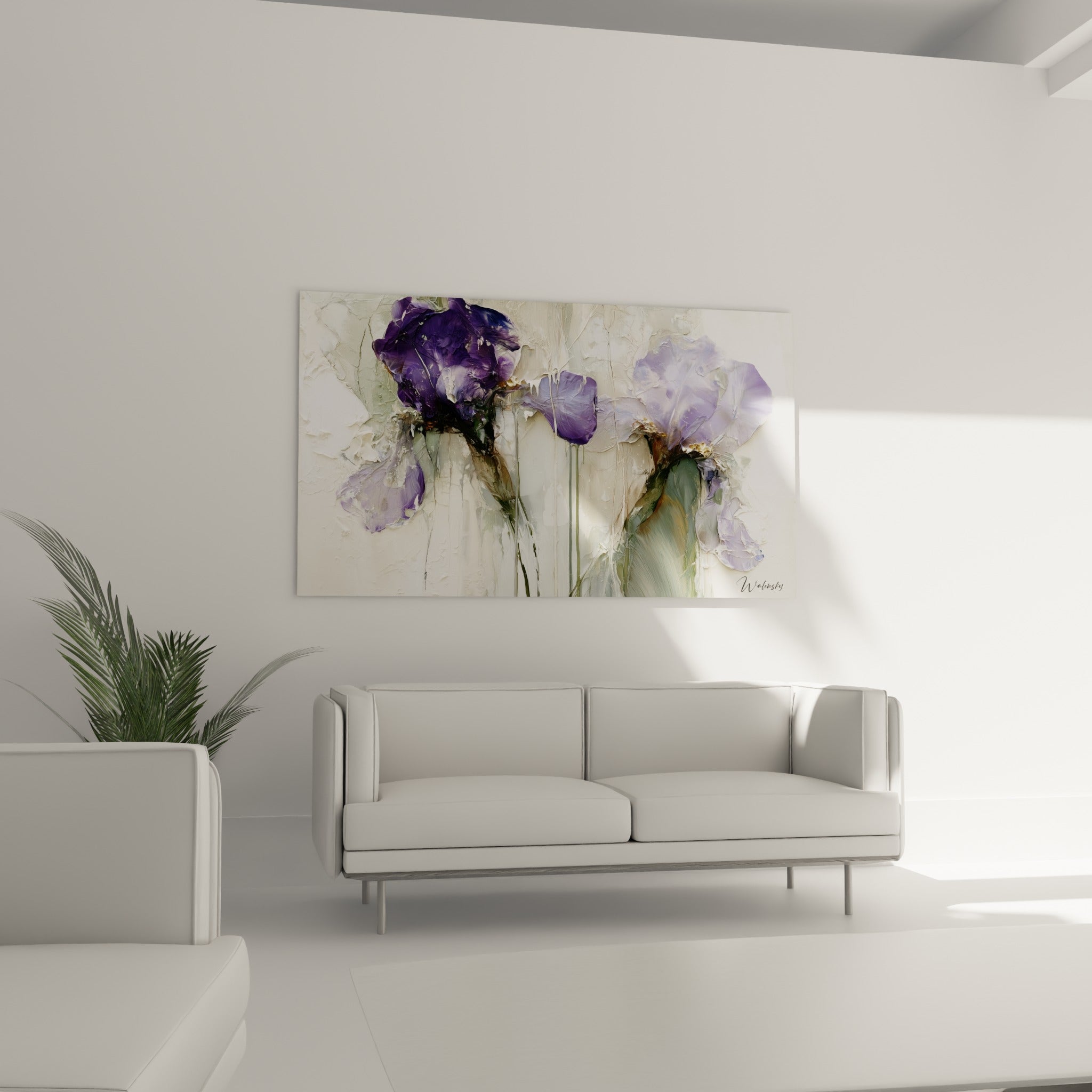 Pétales d'iris pourpre et blanc cassé aux coulures verticales, suspendus au-dessus d'un canapé dans un salon lumineux