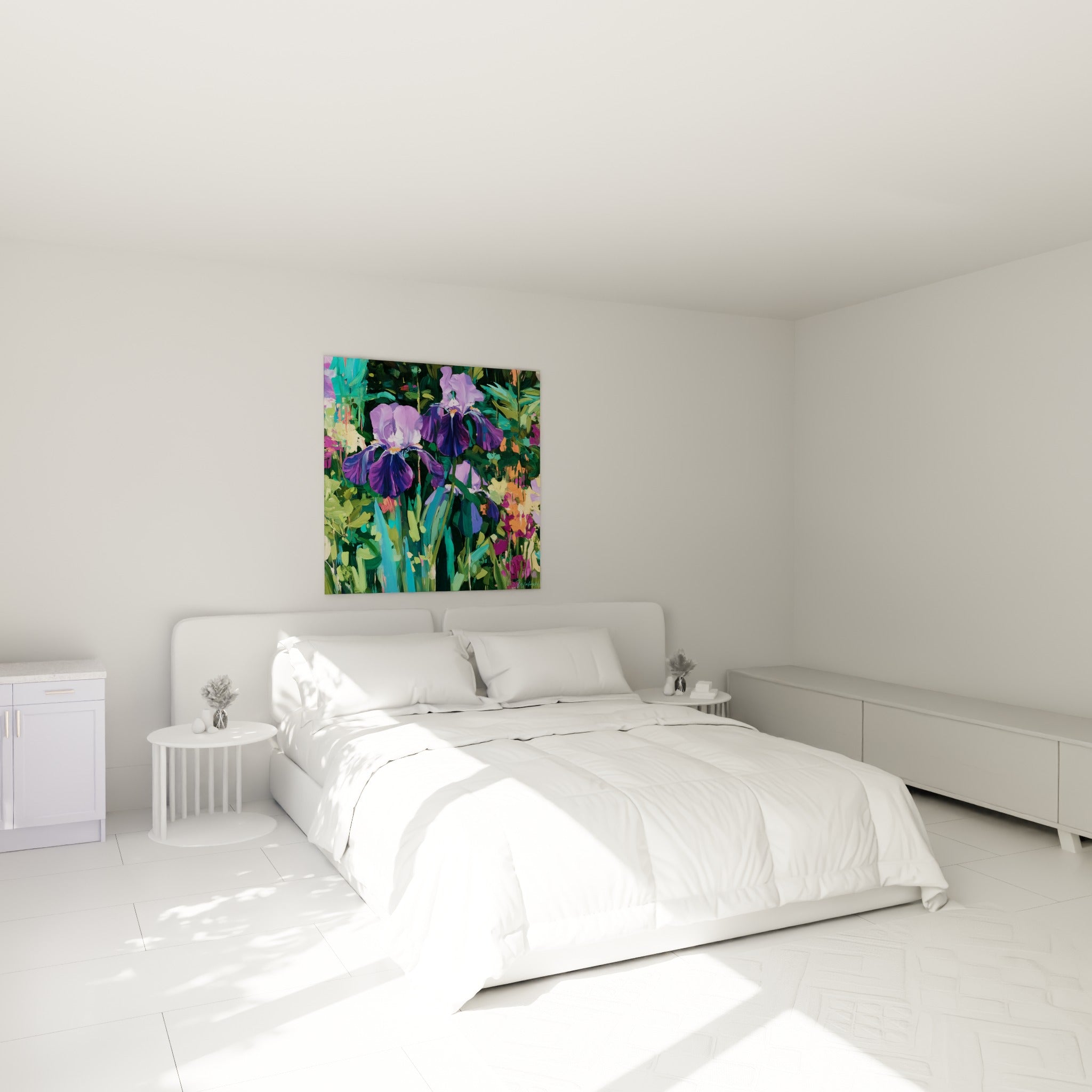 Iris pourpres aux pétales veloutés surplombent un lit dans une chambre claire baignée de lumière