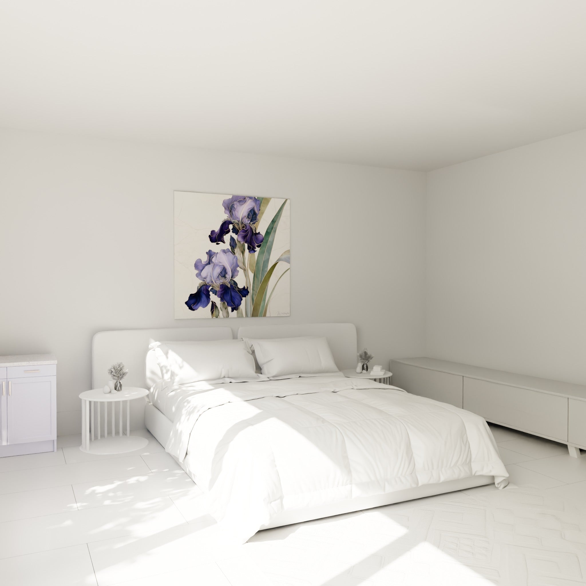 Fleurs d'iris pourpres et dorées suspendues au-dessus d'un lit dans une chambre claire.