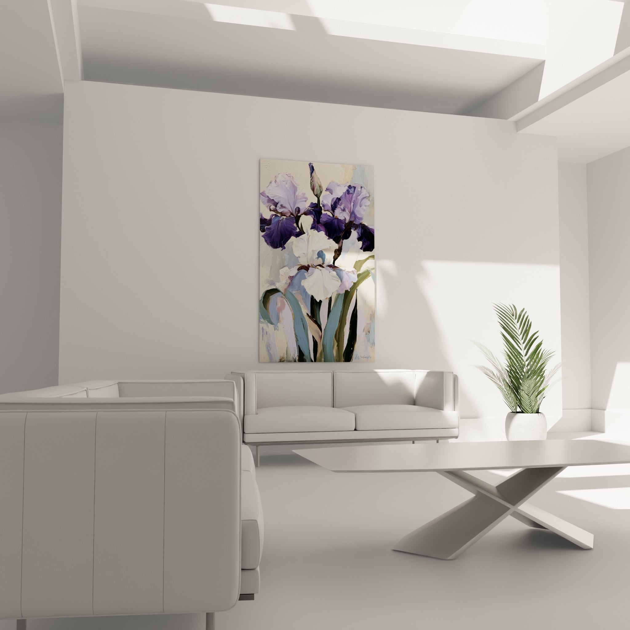 Fleurs d'iris pourpre et ivoire, tiges vert olive, au-dessus d'un canapé dans un salon lumineux