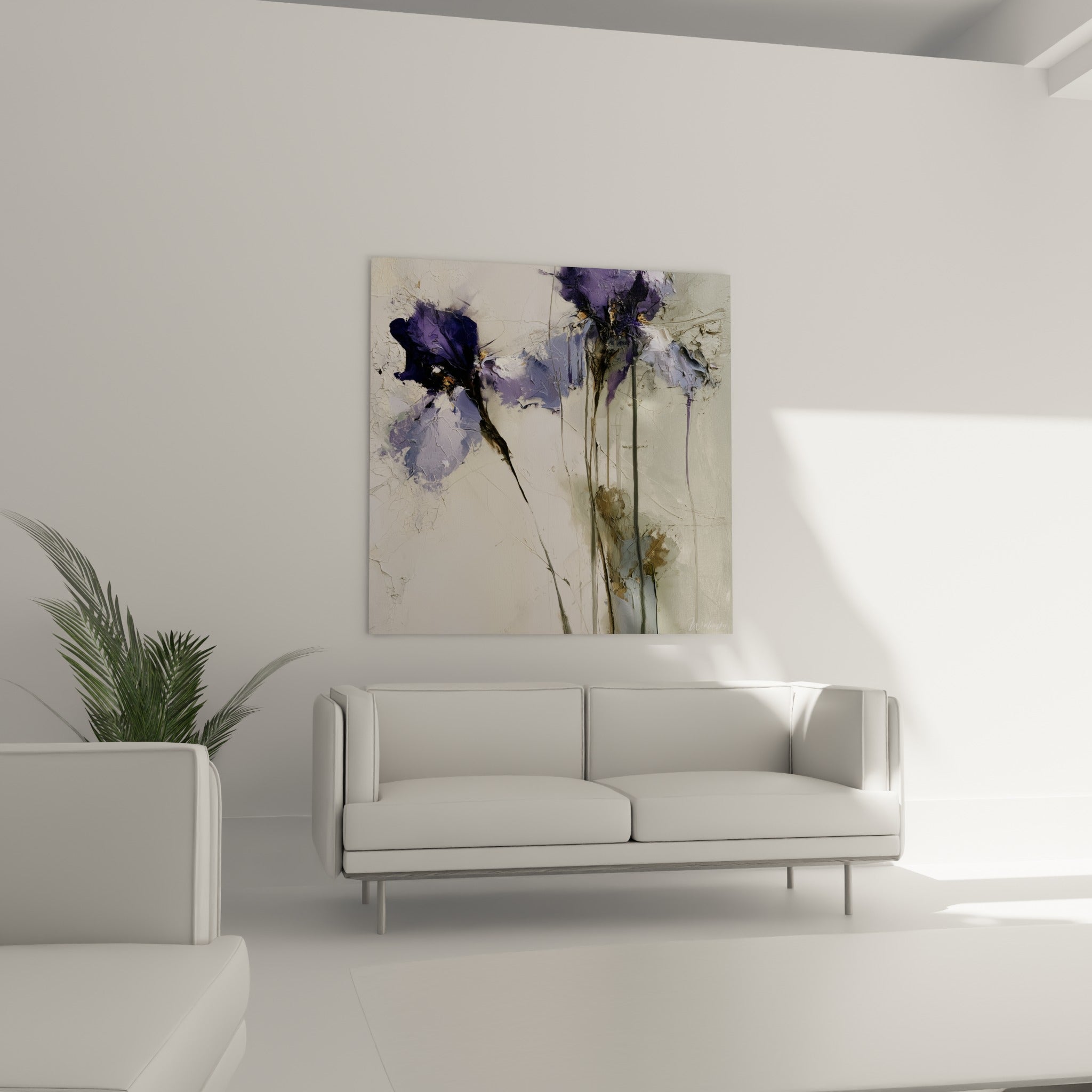 Pétales d'iris lavande et pourpre intense au-dessus d'un canapé dans un salon lumineux