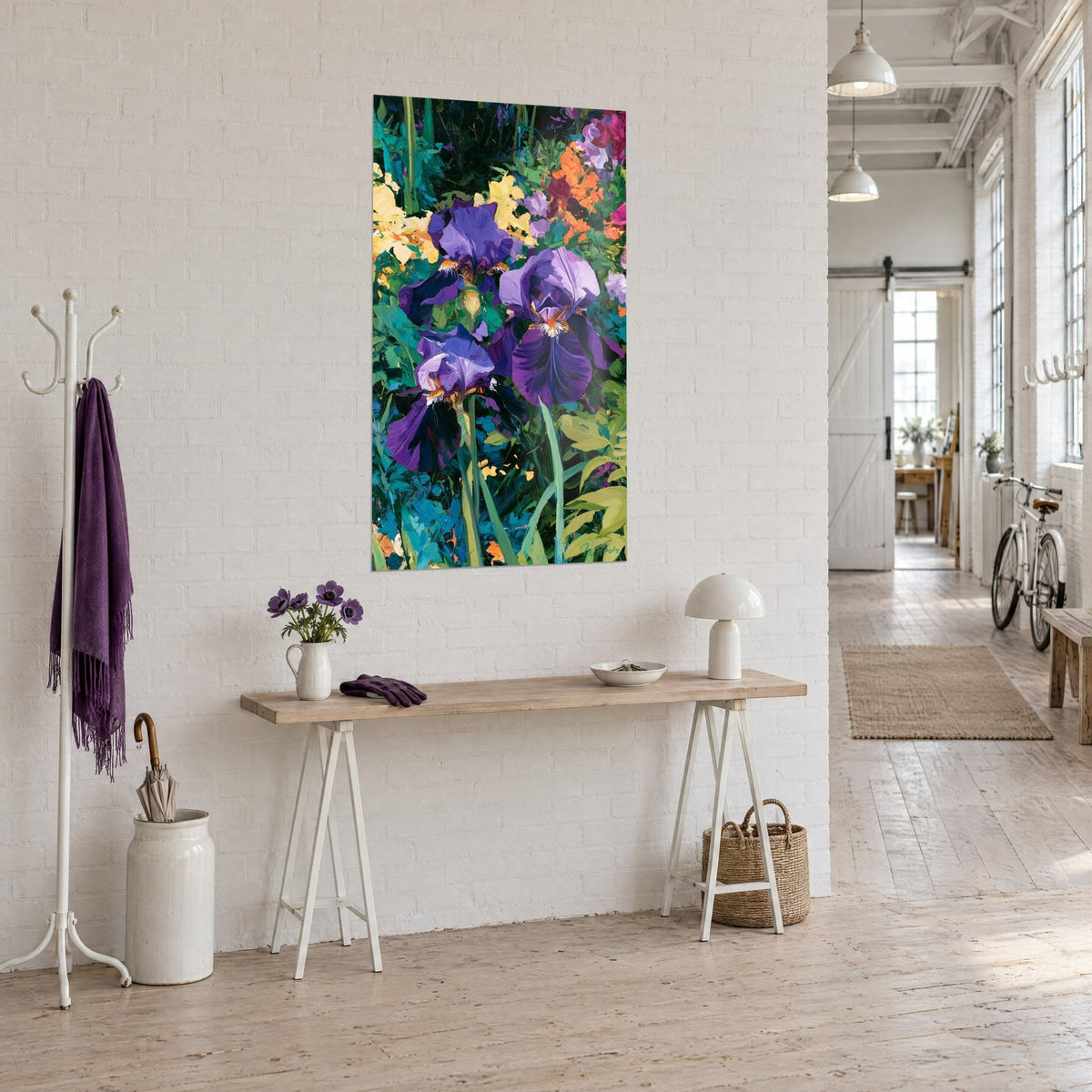 Cuadro de flores moradas exuberantes sobre fondo verde oscuro, pétalos amarillo mantequilla y naranja, vista de tres cuartos en un loft luminoso