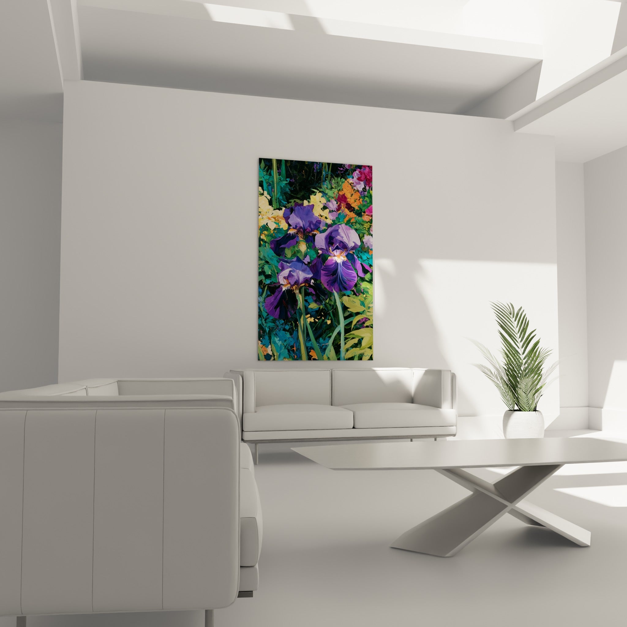 Bouquet d'iris pourpres et verts à la touche expressive, au-dessus d'un canapé dans un salon lumineux