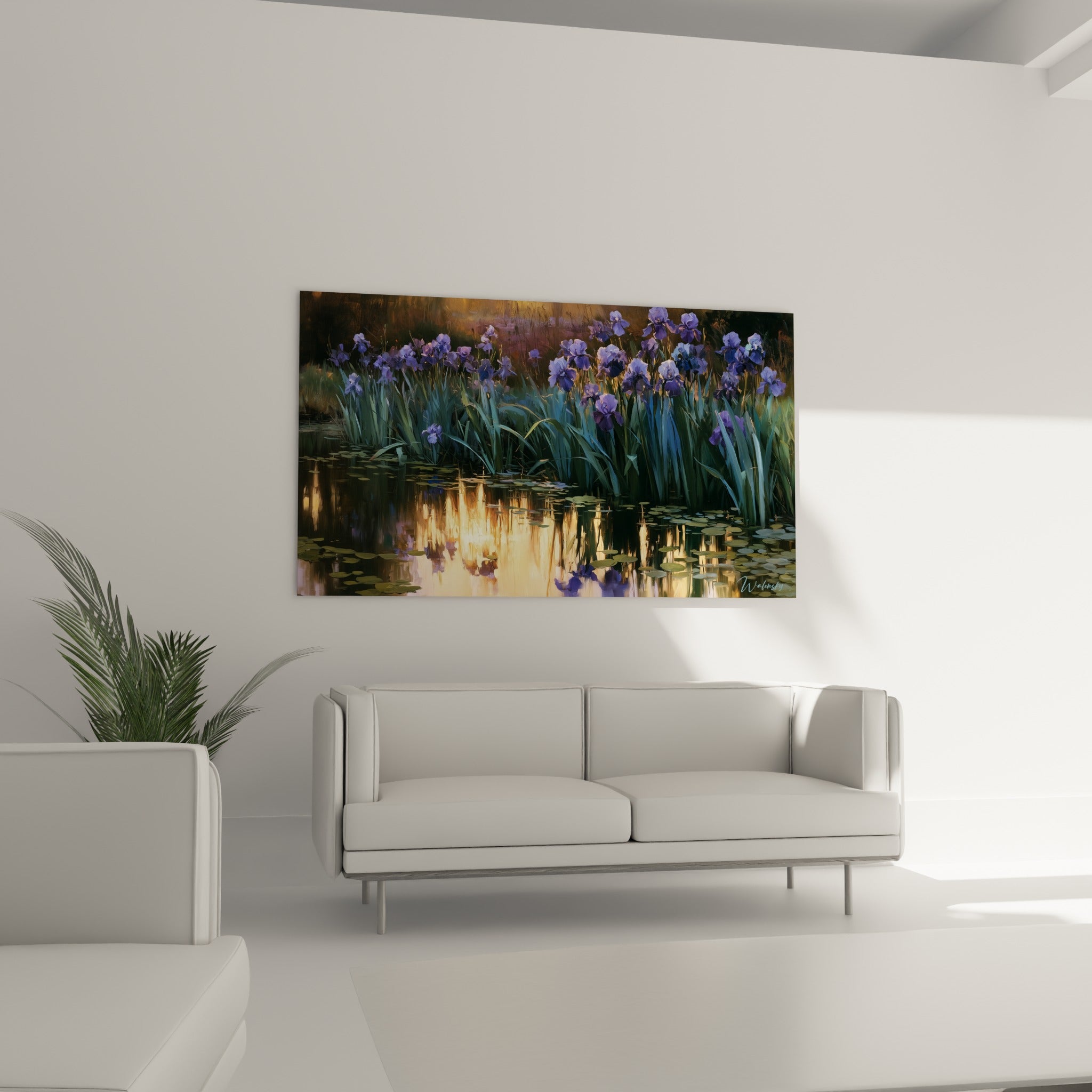 Bouquet d'iris bleu pastel et mauve baigné de lumière dorée, au-dessus d'un canapé dans un salon lumineux