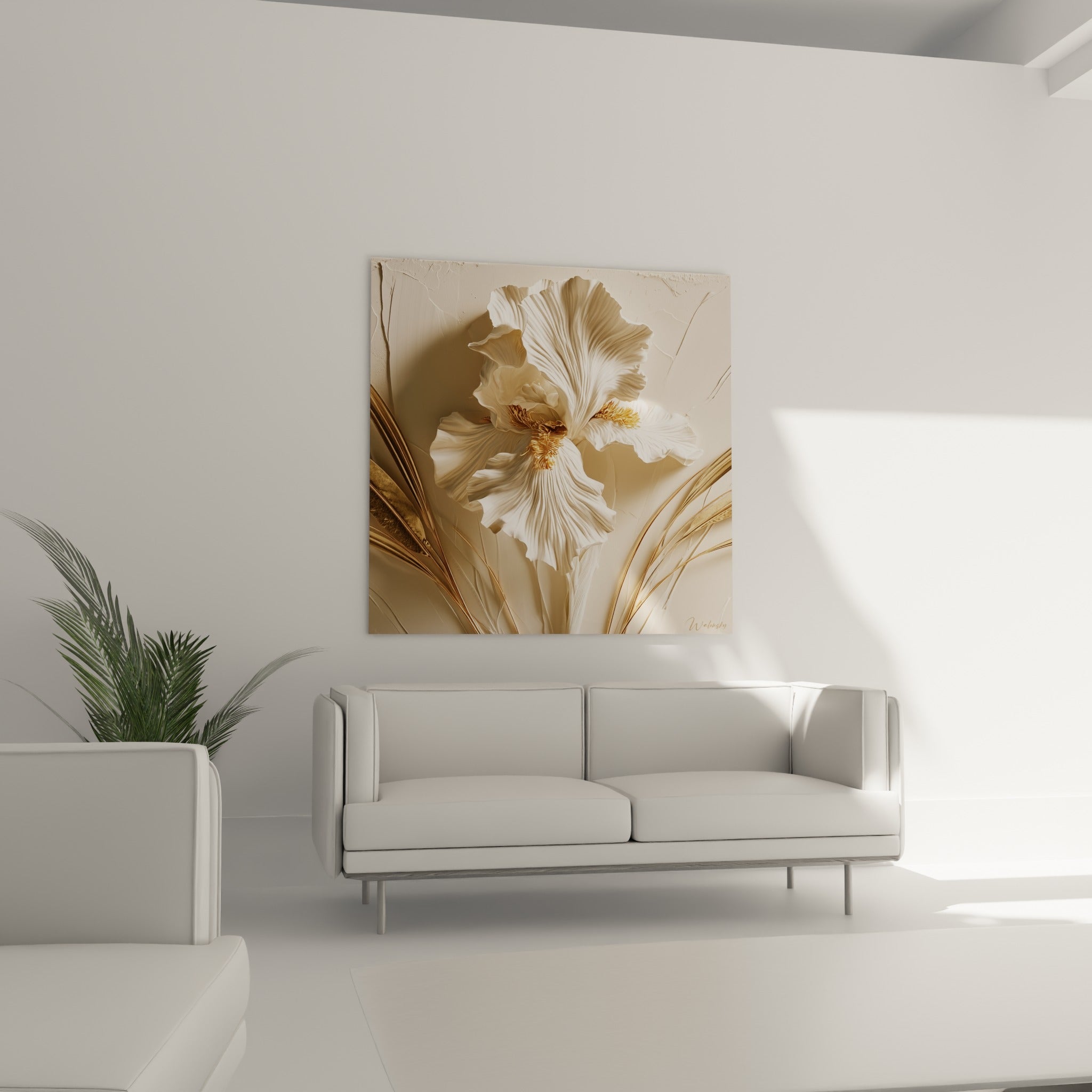 Corolle blanc cassé et filaments dorés de cet iris relief au-dessus d'un canapé dans un salon lumineux