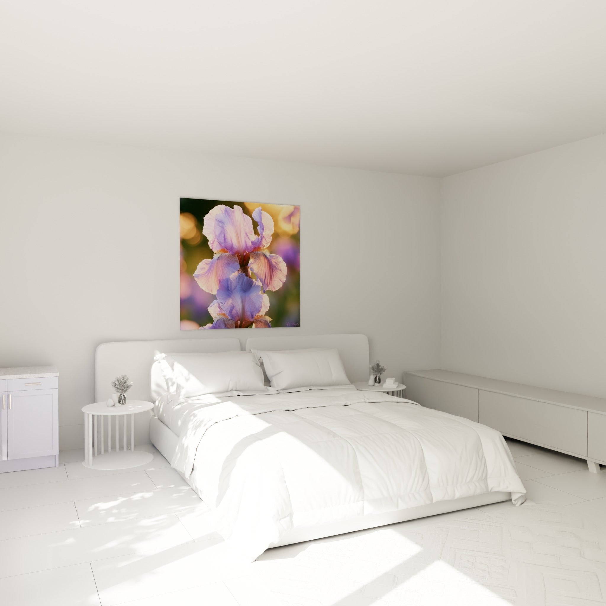Iris rosé et lavande aux pétales soyeux, accroché au-dessus d'un lit dans une chambre claire