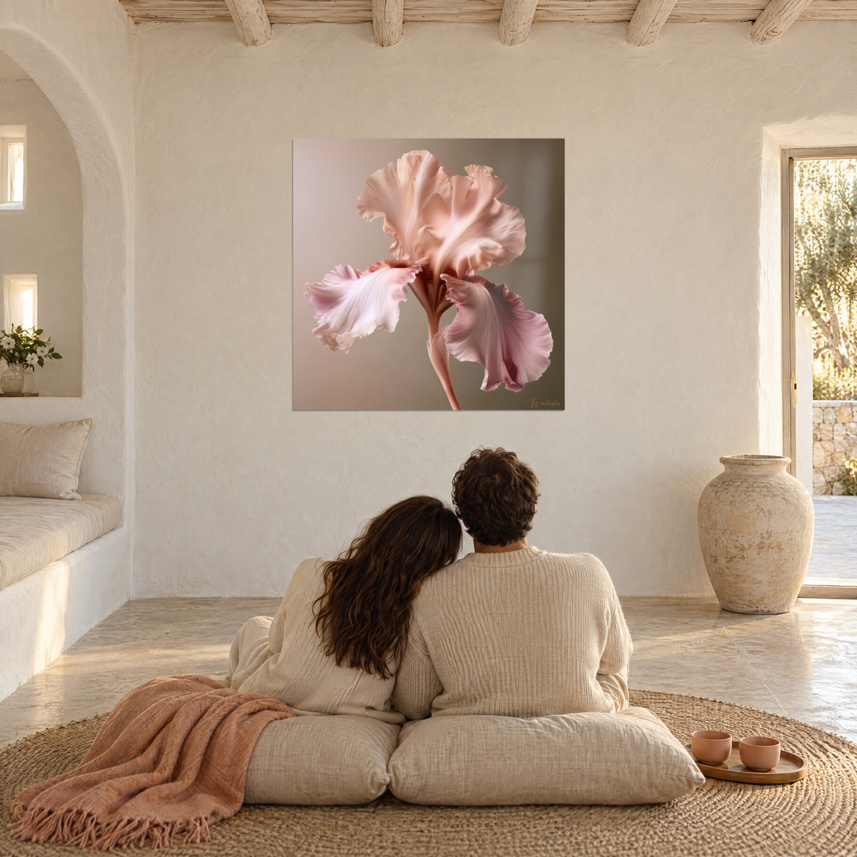 Gemälde fächerförmige Irisblätter in Rosa und Aprikose, Paar von hinten auf cremefarbenen Kissen vor einer gekalkten Wand