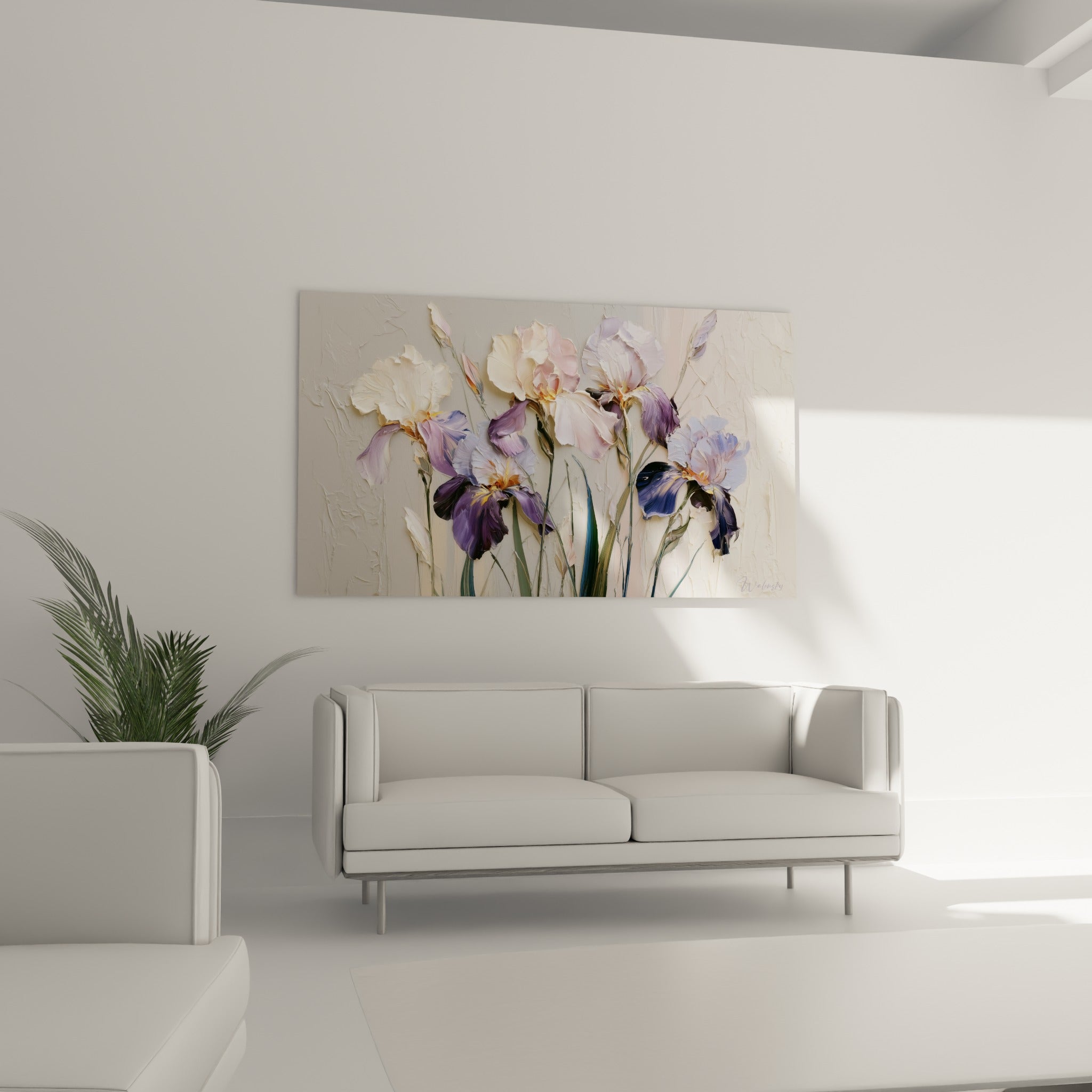 Fleurs d'iris violet profond et rose poudré, disposées au-dessus d'un canapé dans un salon lumineux