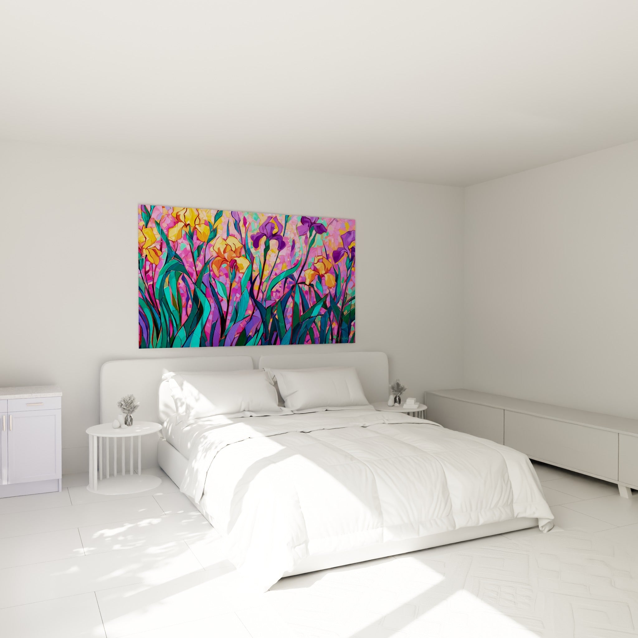 Fleurs d'iris violettes et dorées façon vitrail, accrochées au-dessus d'un lit dans une chambre claire