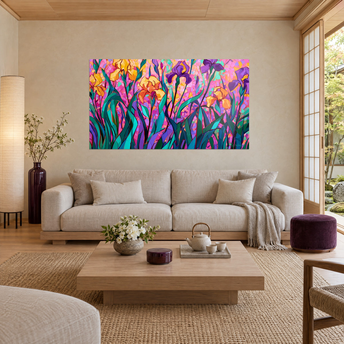 Schilderij gele en violette irissen op een roze mozaïekachtergrond, turquoise bladeren, boven een bank in een lichte woonkamer