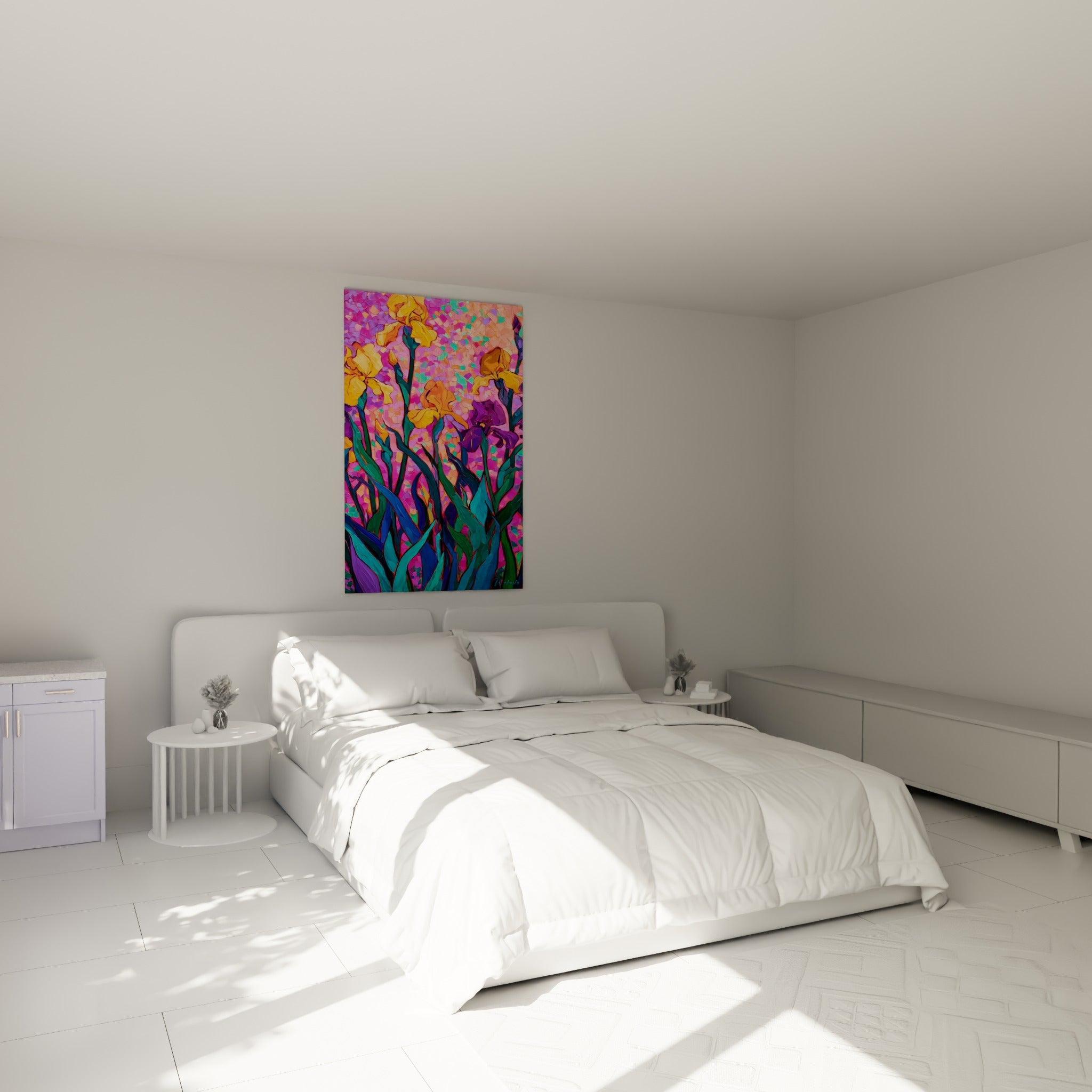 Fleurs d'iris jaune safran et violet profond accrochées au-dessus d'un lit dans une chambre claire