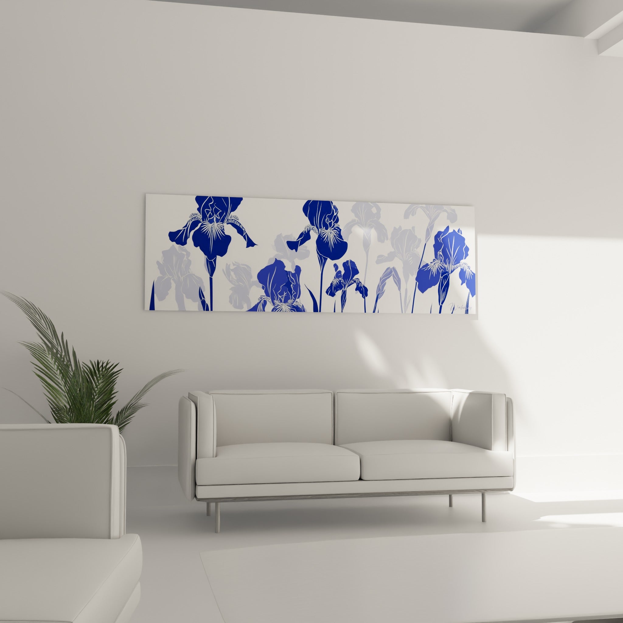 Composition d'iris bleu marine et blanc accrochée au-dessus d'un canapé dans un salon lumineux