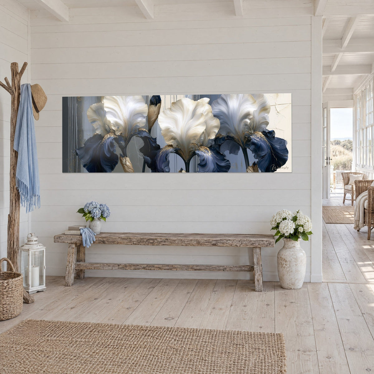 Quadro di iris madreperlacei su fondo grigio-azzurro, petali indaco e tocchi dorati, di fronte a una panca di legno patinato e ortensie