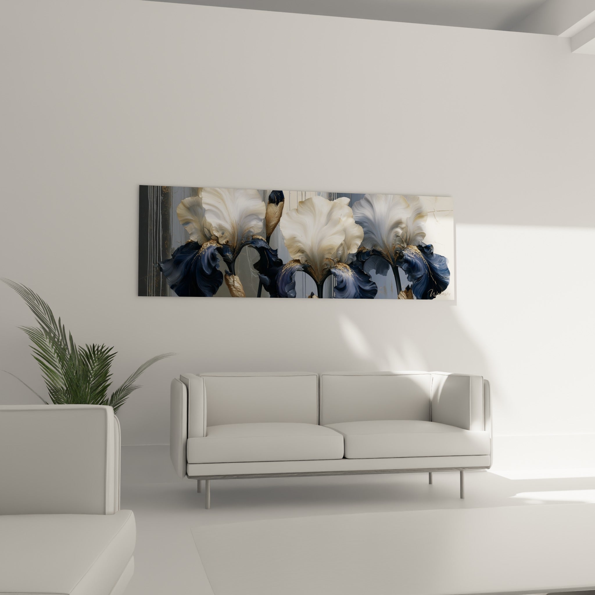Fleurs d'iris dorées et bleu marine accrochées au-dessus d'un canapé dans un salon lumineux