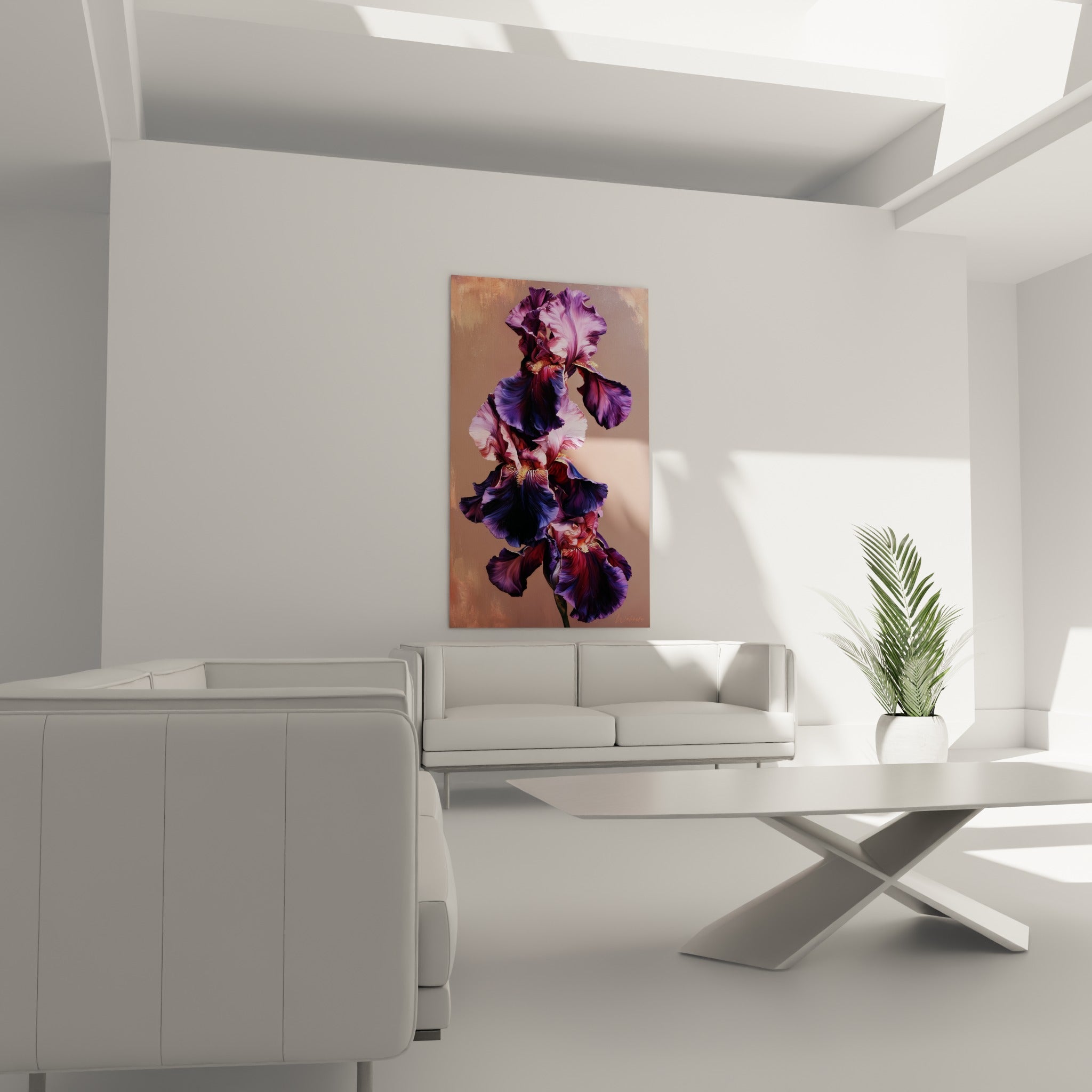 Pétales d'iris violets et dorés positionnés au-dessus d'un canapé dans un salon lumineux