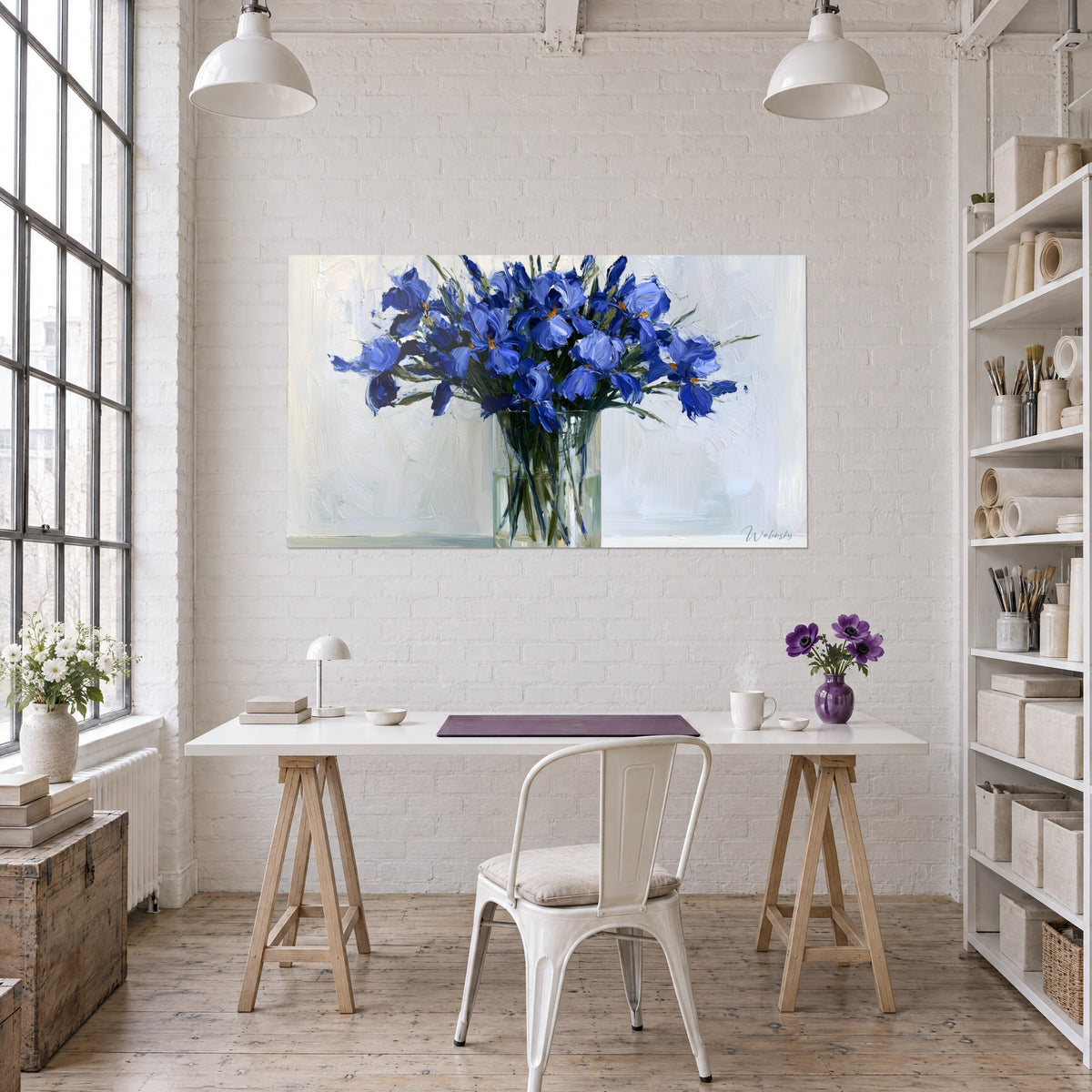 Tableau iris violet-bleu en vase de verre, eau claire et tiges vertes, mur blanc brique, bureau et étagère de loft