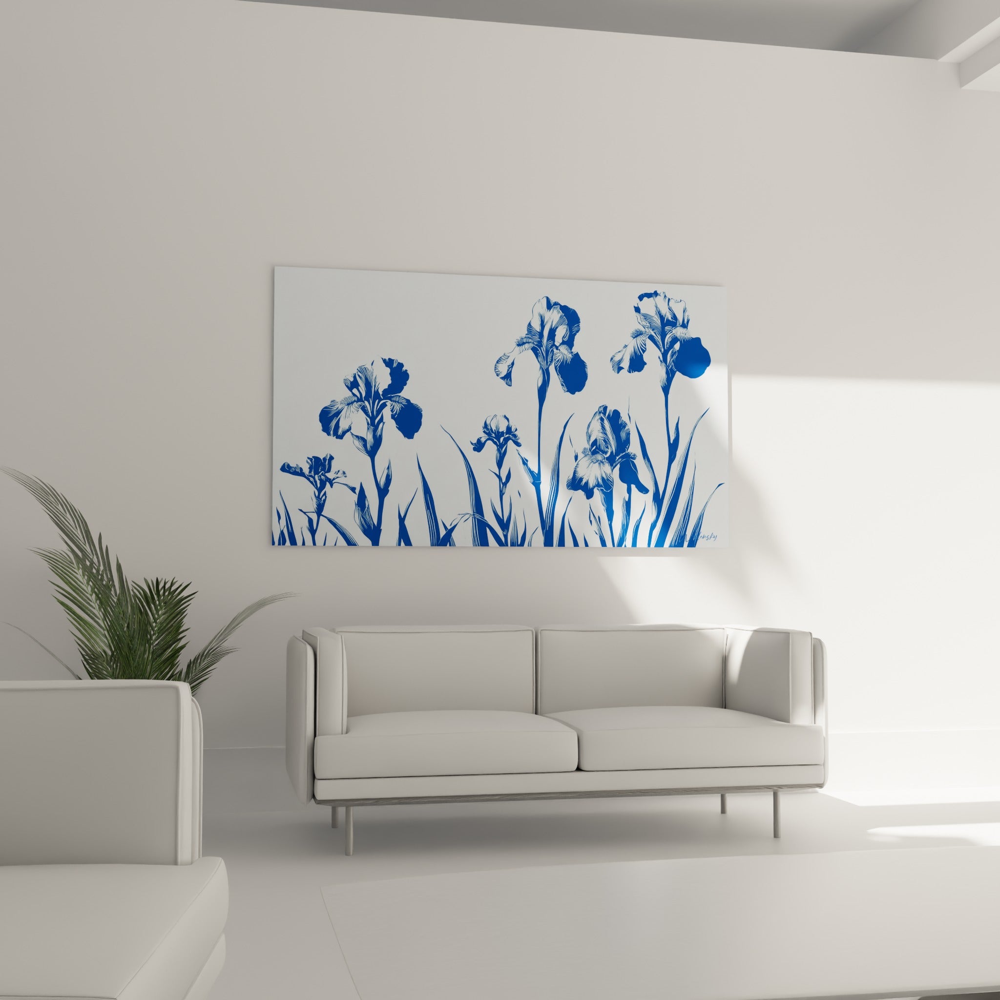 Composition florale d'iris bleu marine au-dessus d'un canapé dans un salon lumineux